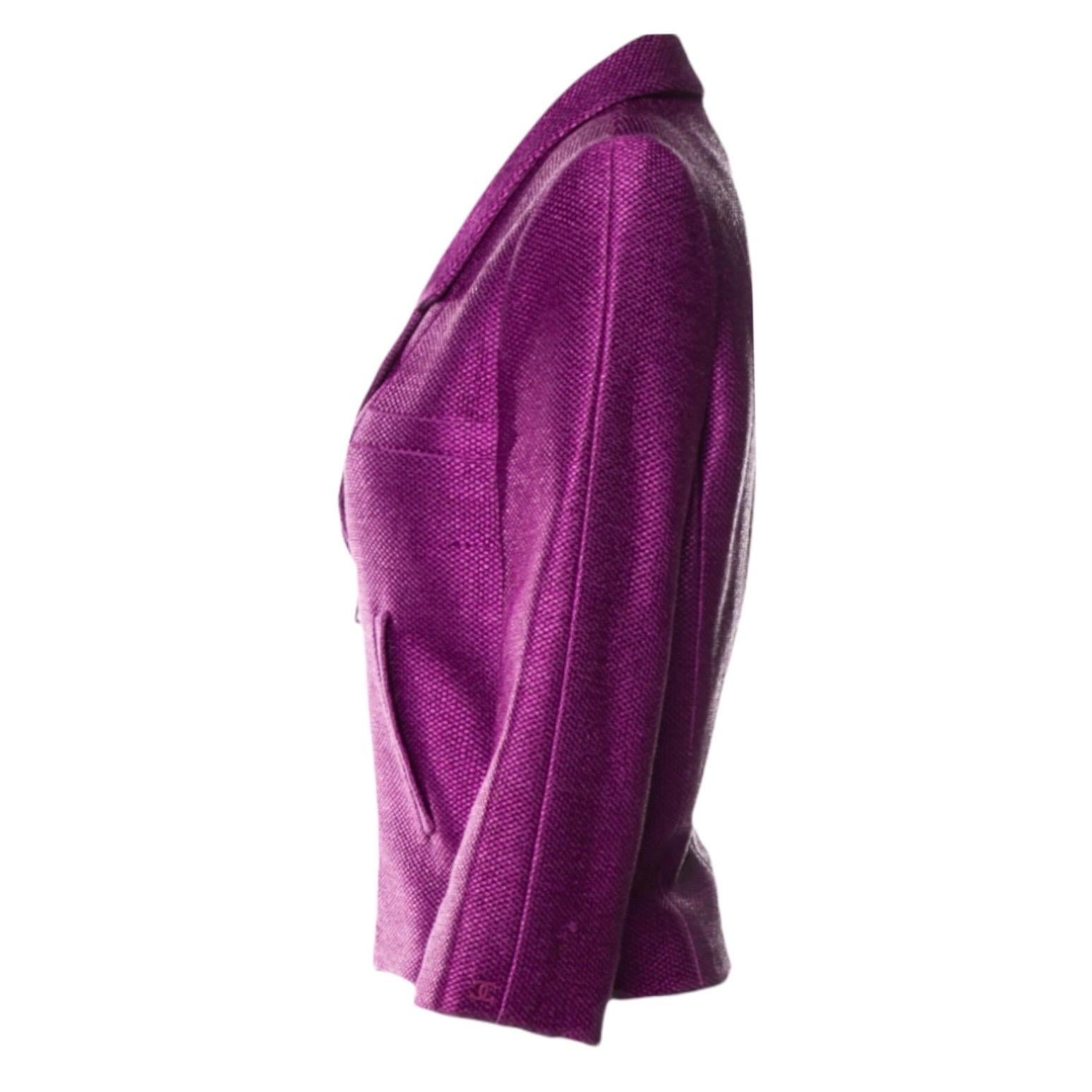 Head-turning Chanel jacket
A true CHANEL signature item that will last you for many years
Wonderful purple color- perfect with your favourite pair of jeans!
Closes in front with an asymmetric zipper, engraved 