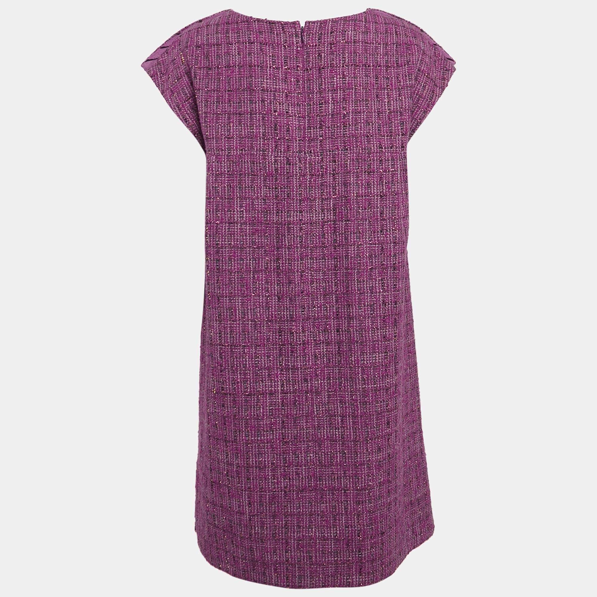 Exhibit a stylish look by wearing this beautiful designer dress. Tailored using fine fabric this dress has a chic silhouette for a framing fit. Style the creation with chic accessories and pumps.