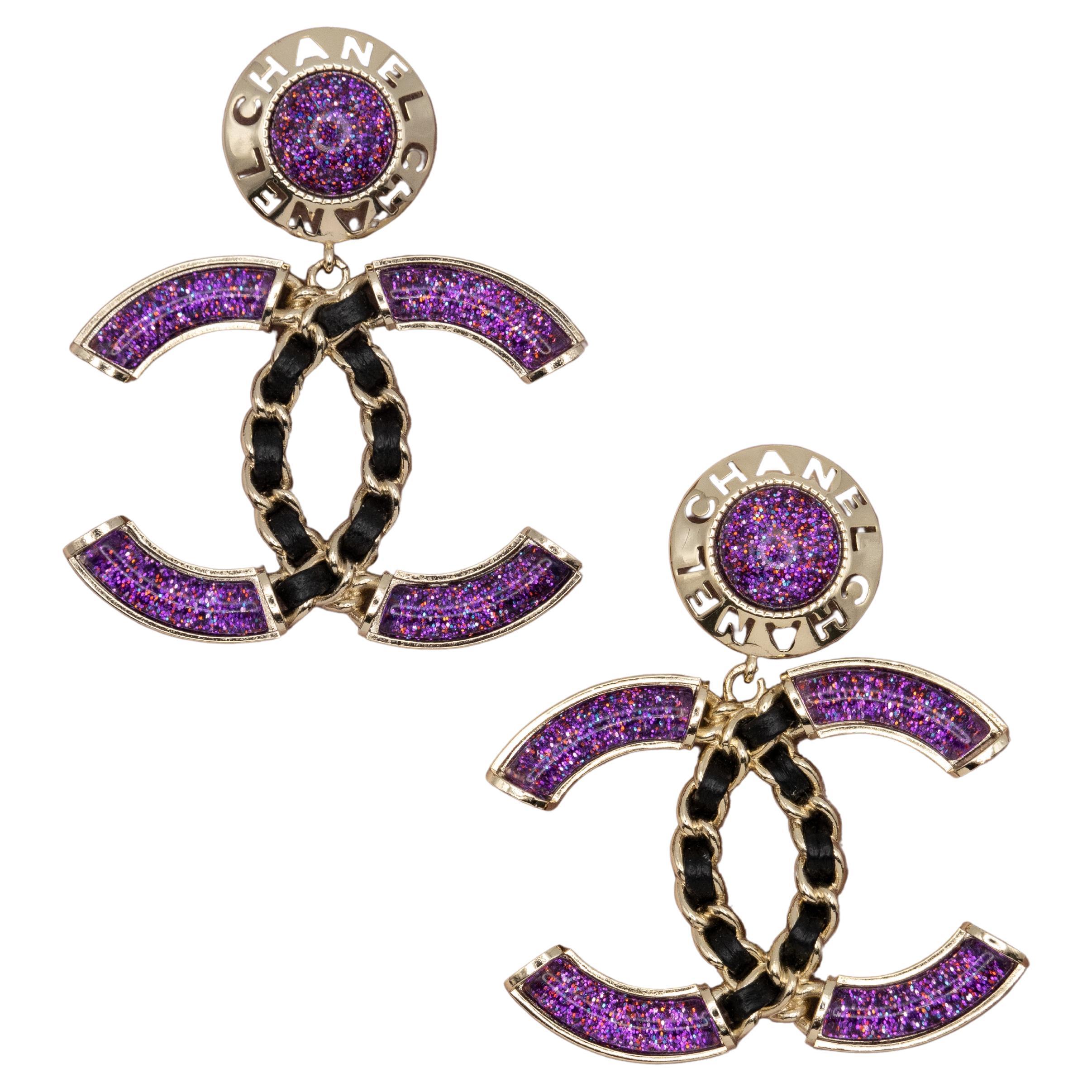 Chanel - Pendants d
oreilles en chaîne CC à paillettes violettes en vente