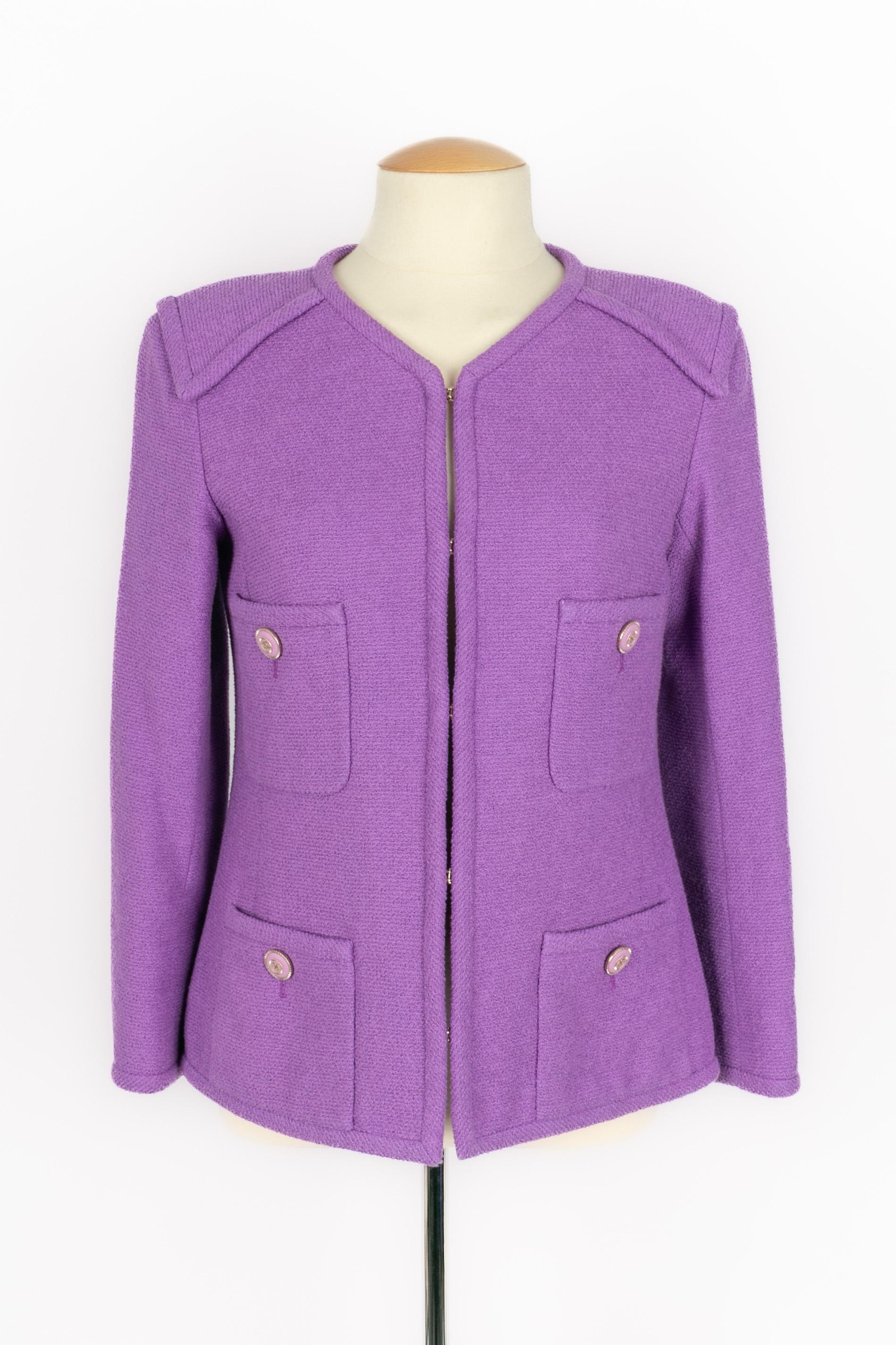 CHANEL - (Made in France) Purple cotton jacket with champagne metal buttons ornamented with purple resin. Size 36FR indicated.

Condition:
Very good condition

Dimensions:
Shoulder width: 40 cm - Chest: 45 cm - Sleeve length: 53 cm - Length: 60