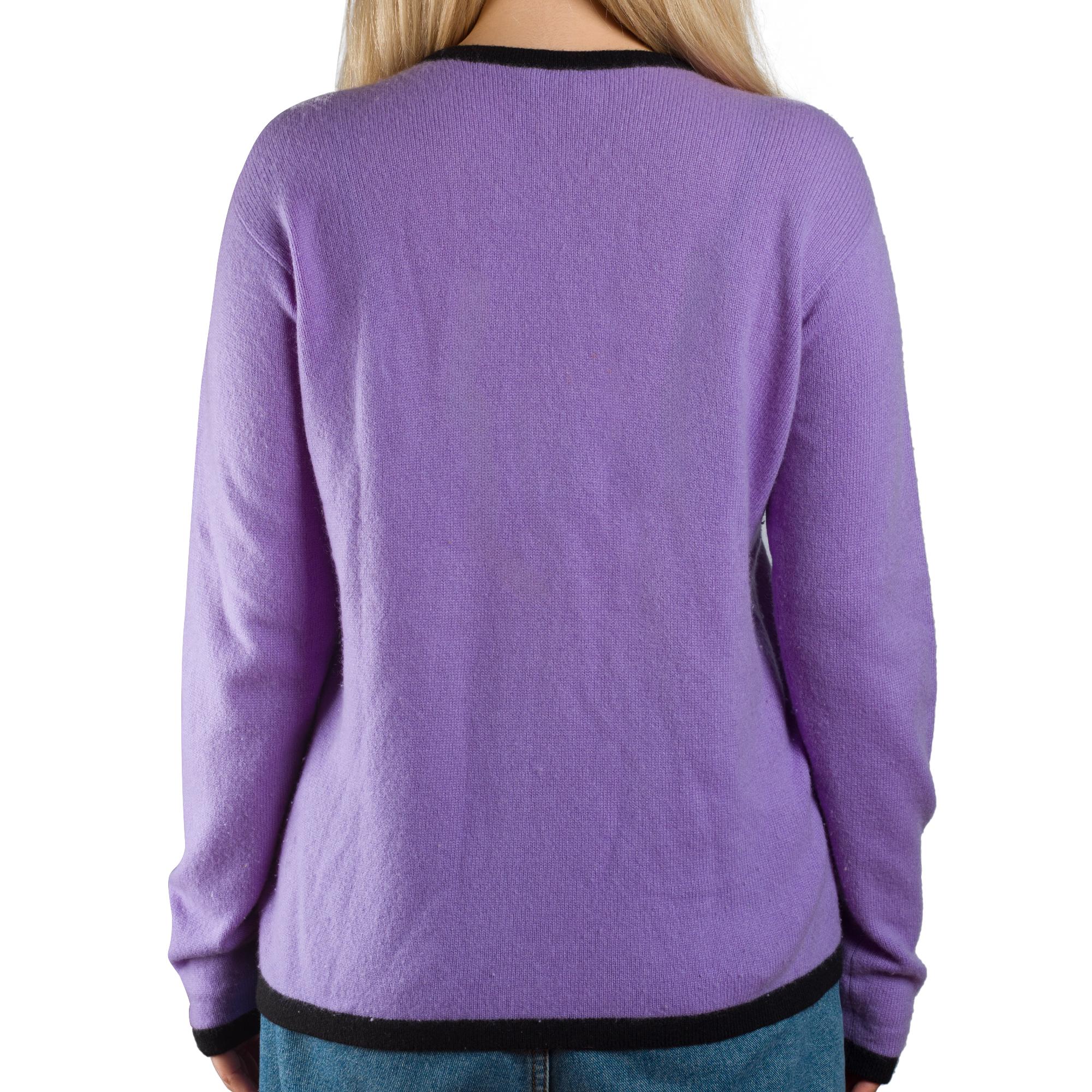 Chanel Lila Strickjacke aus Kaschmir mit schwarzem Besatz (Violett) im Angebot