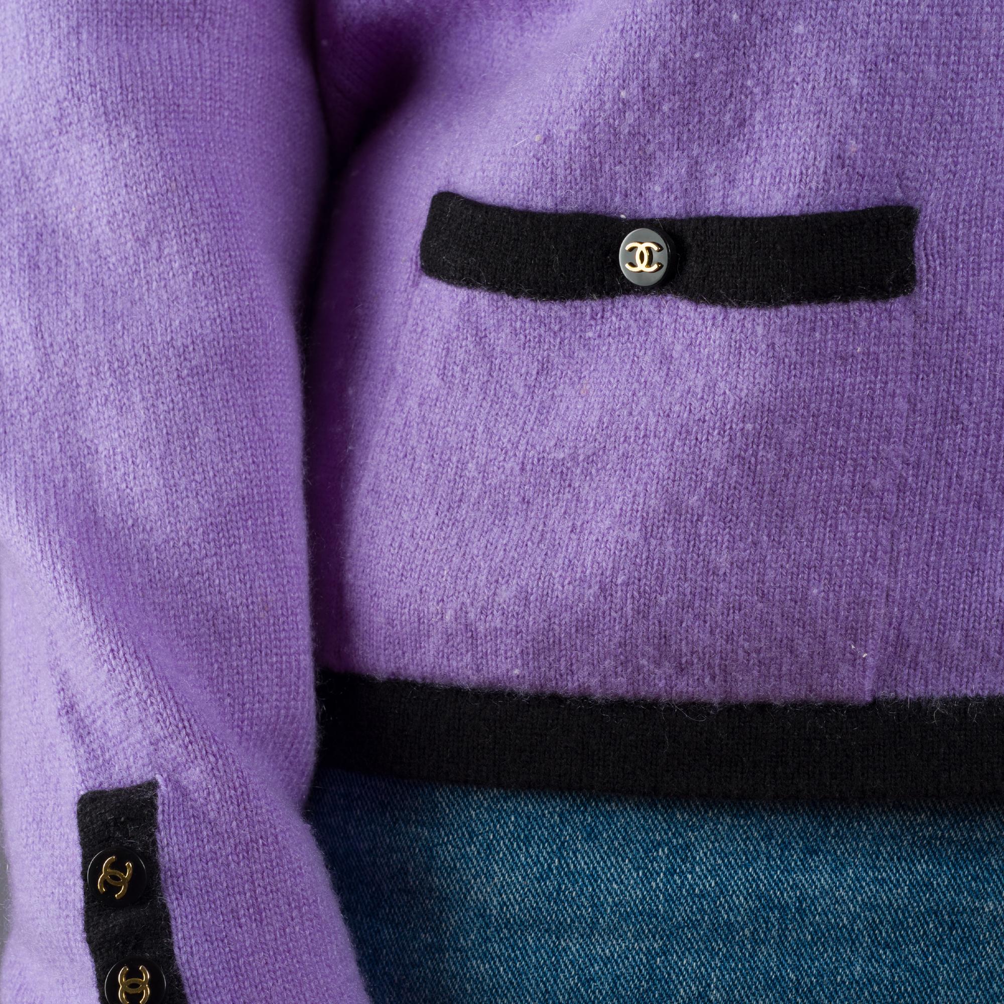 Chanel Lila Strickjacke aus Kaschmir mit schwarzem Besatz im Zustand „Gut“ im Angebot in Paris, IDF