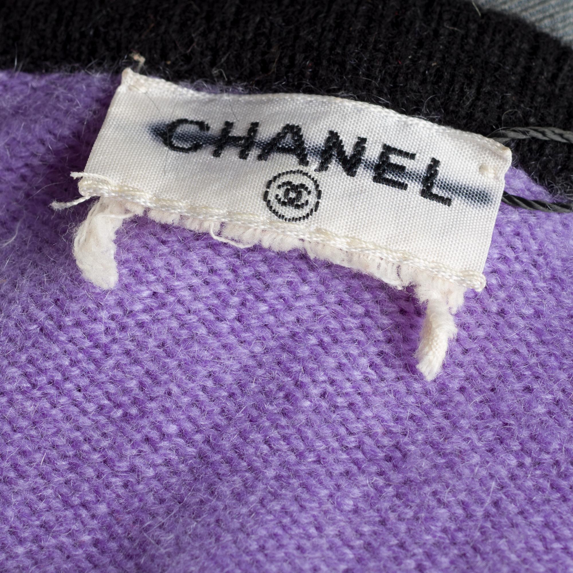 Chanel Lila Strickjacke aus Kaschmir mit schwarzem Besatz für Damen oder Herren im Angebot