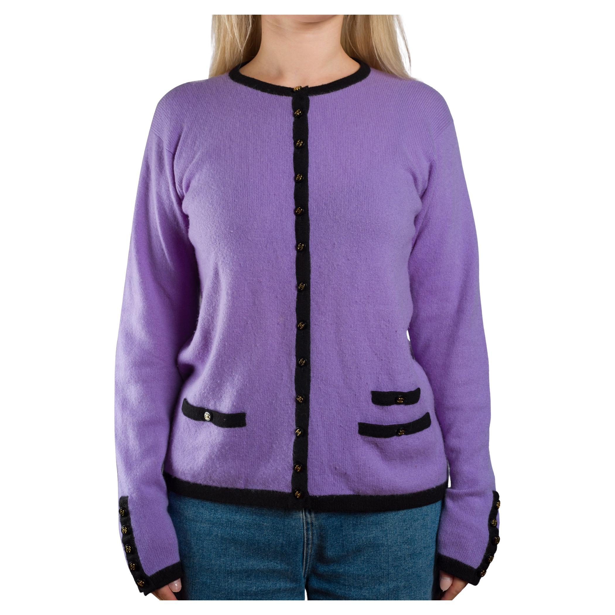 Chanel Lila Strickjacke aus Kaschmir mit schwarzem Besatz im Angebot