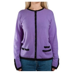 Cardigan en cachemire violet de Chanel avec bordures noires