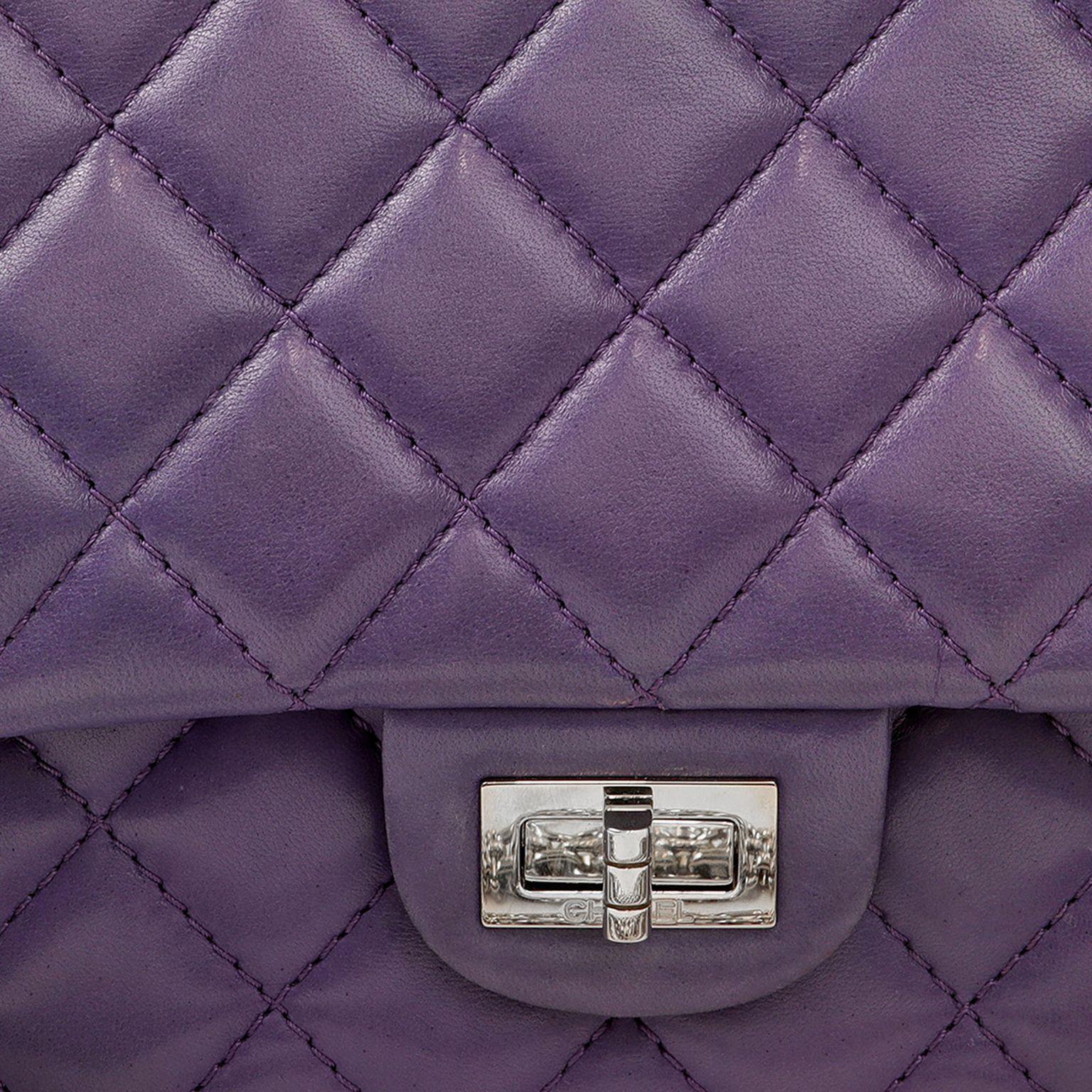 Cet authentique Chanel Purple Lambskin 2.55 Medium Classic Flap est parfaitement intact.  Le cuir d'agneau violet foncé est matelassé du motif diamant signature de Chanel.  Cadenas mademoiselle argenté avec chaîne Bijoux.  Sac à poussière inclus.