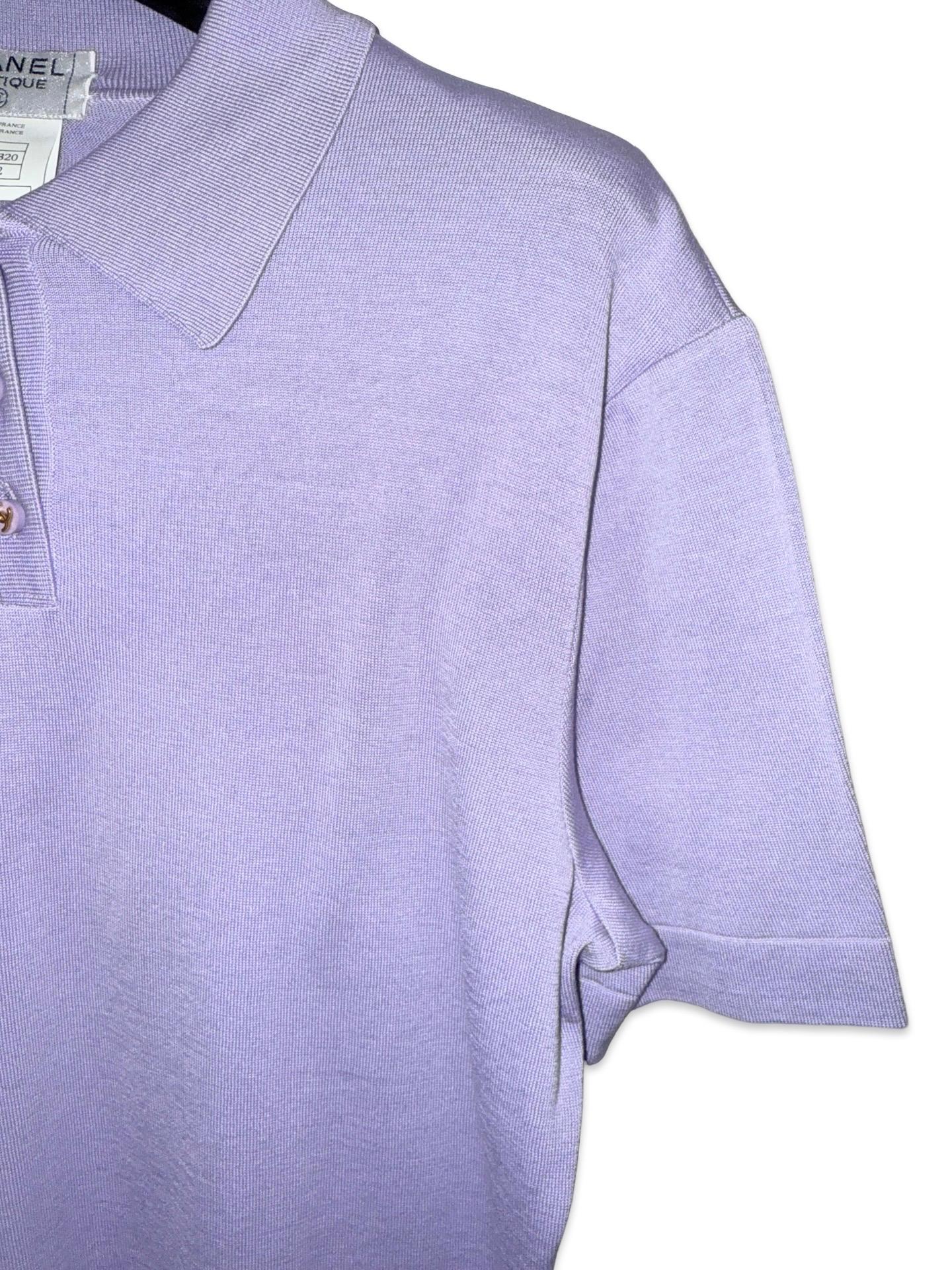 - Raro polo Chanel de algodón lavanda púrpura de la colección de 1996. 

- Cierre de botón con logotipo CC dorado. 

- Talla 42. 

- 100% algodón. 

