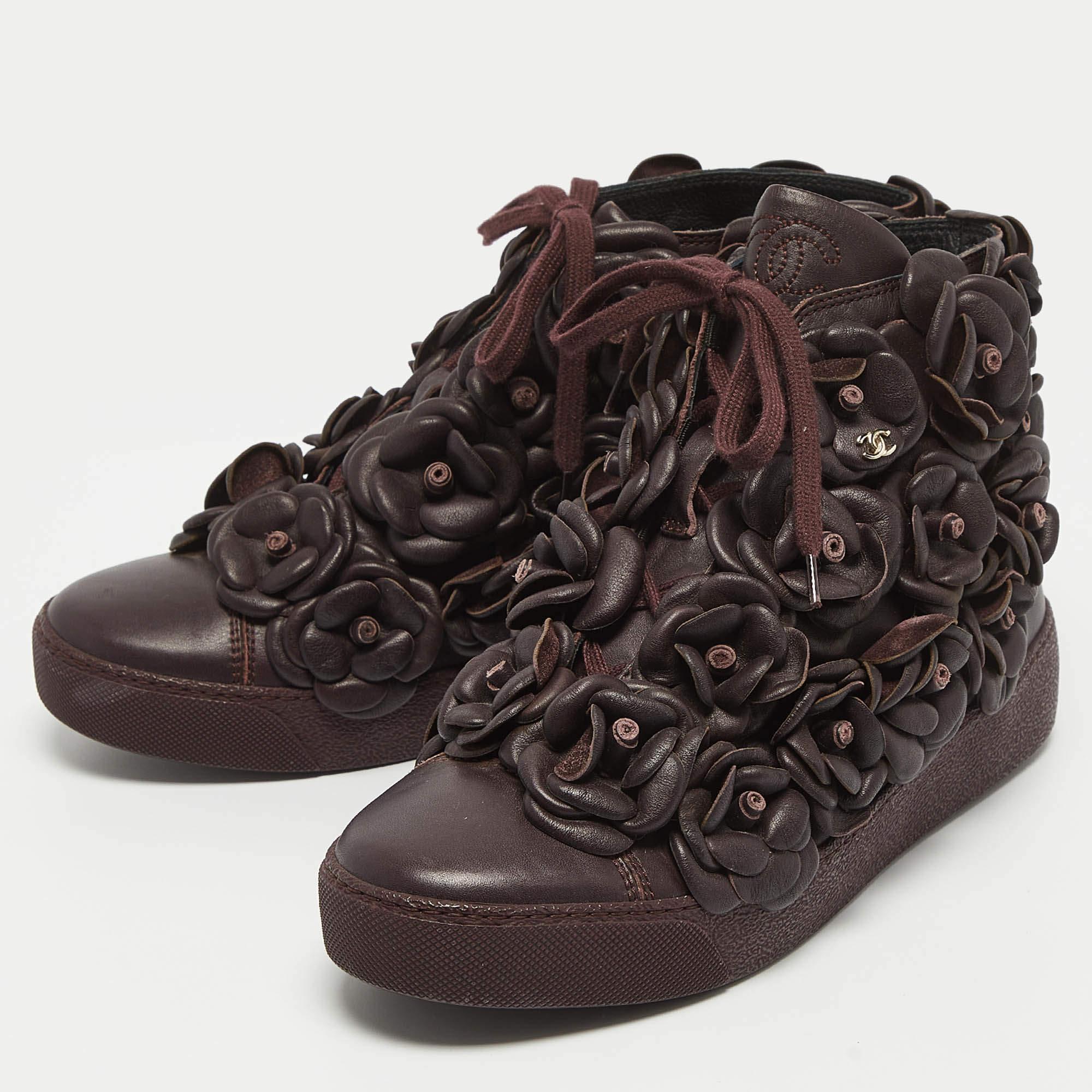 Diseñadas para elevar tu cociente de estilo y proporcionarte comodidad al mismo tiempo, estas zapatillas Chanel están fabricadas con los mejores materiales. Combínalos con tus prendas informales para un look fresco.