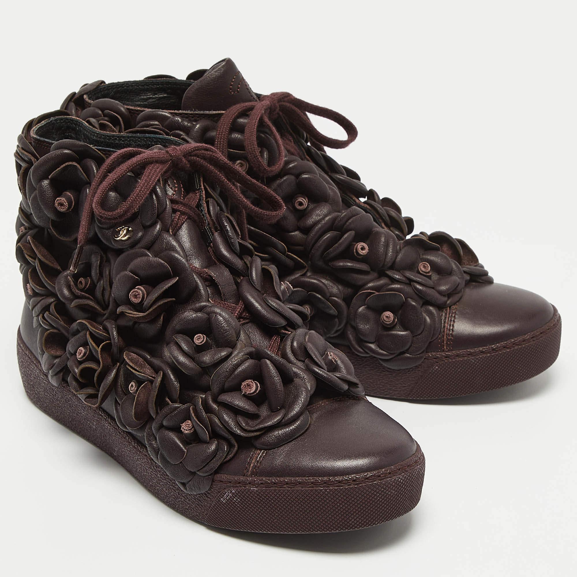 Chanel Cuero Morado CC Camelia Zapatillas Altas Talla 37.5 en Excelente Estado en Dubai, Al Qouz 2