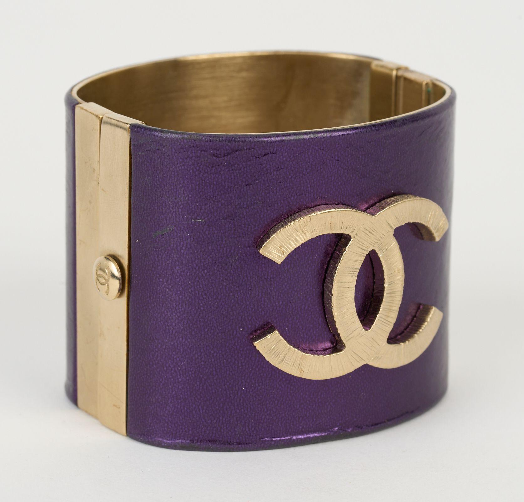 Ce bracelet manchette Chanel en cuir violet est issu de la Collection 2008 de Karl Lagerfeld. Circonférence intérieure - 7