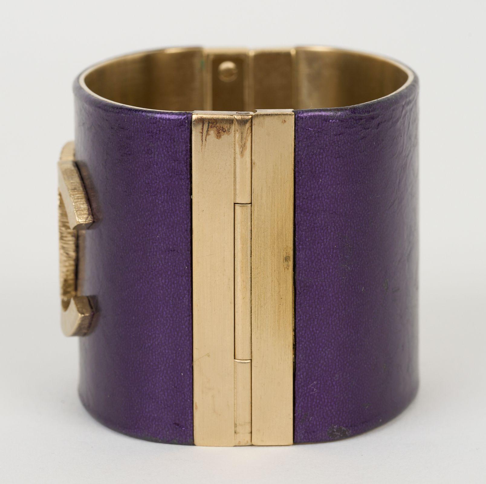 Chanel - Bracelet CC en cuir violet Bon état - En vente à West Hollywood, CA