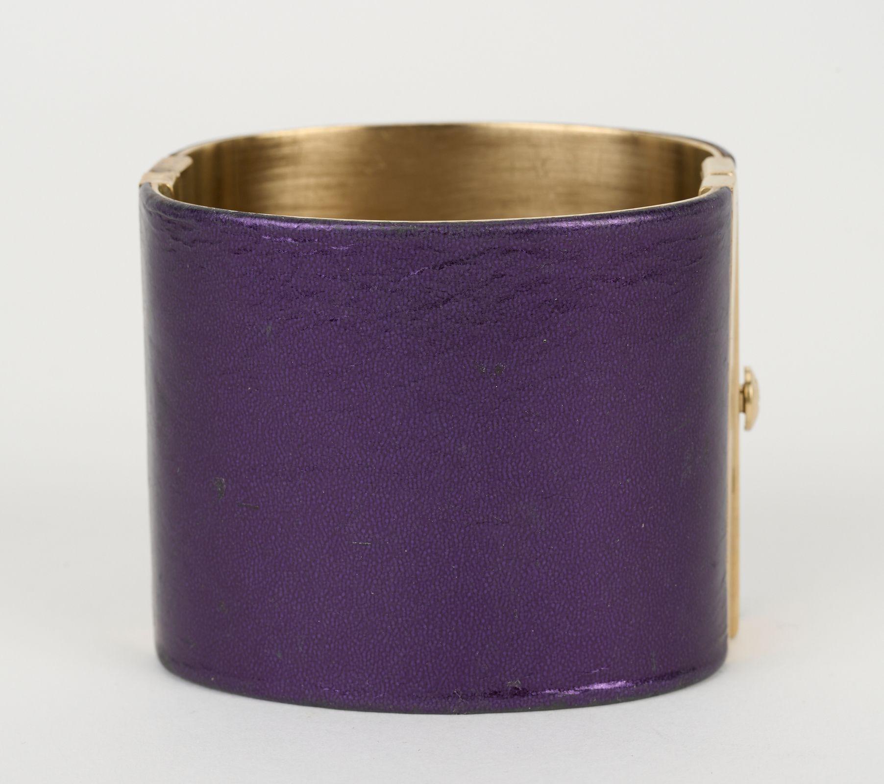 Chanel - Bracelet CC en cuir violet en vente 1