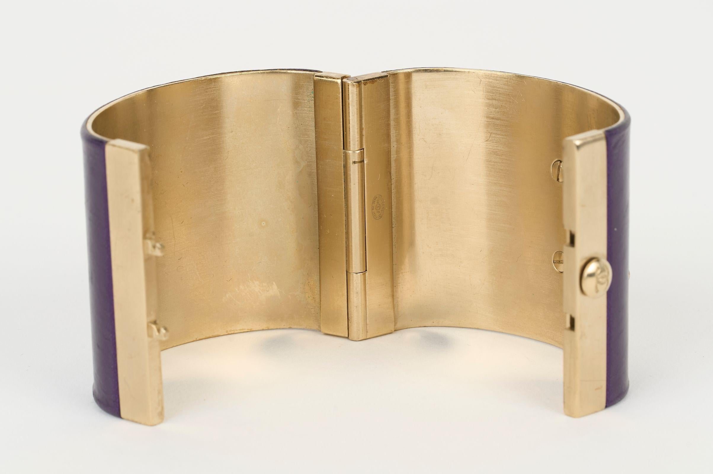 Chanel - Bracelet CC en cuir violet en vente 2