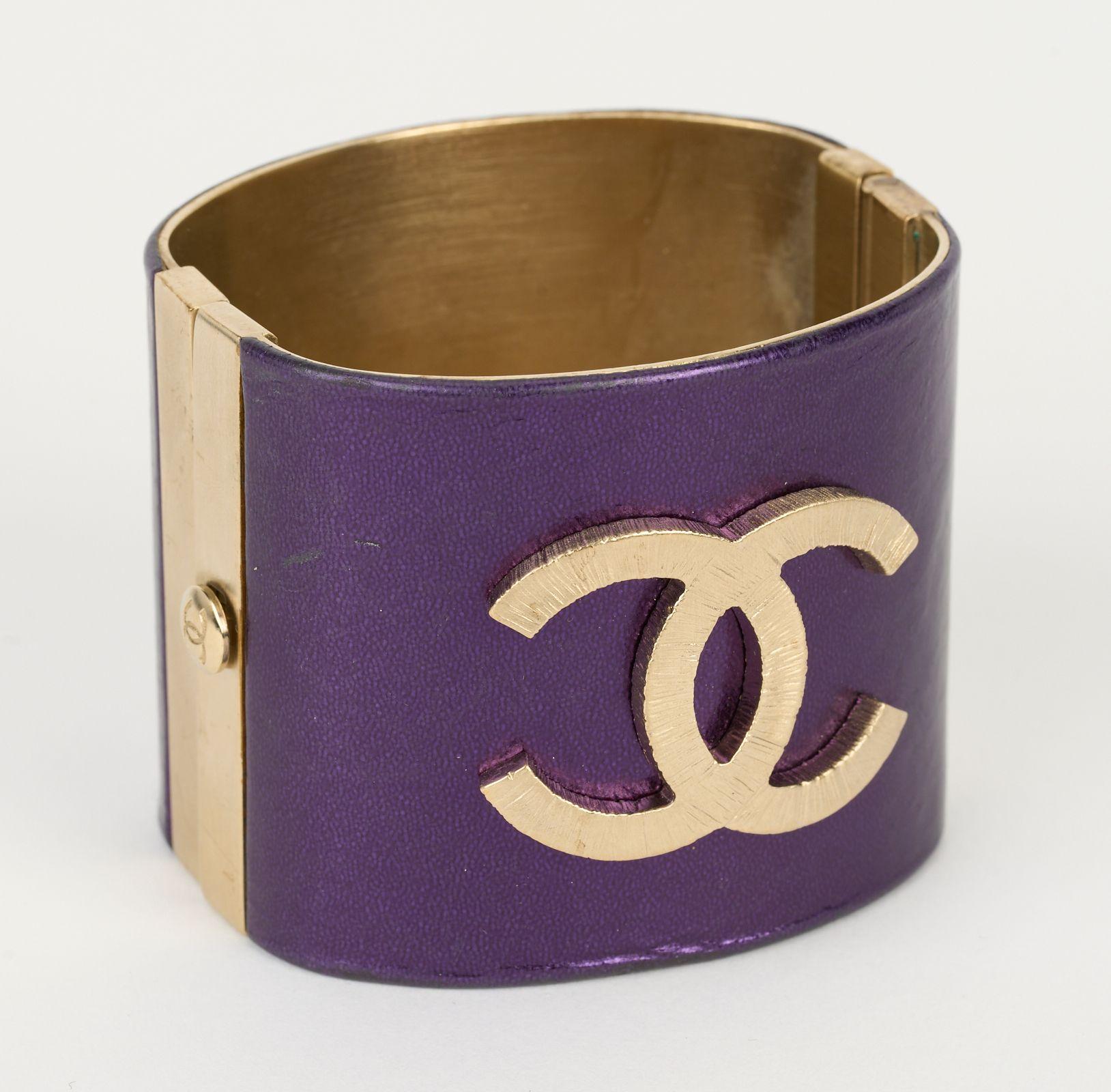 Chanel - Bracelet CC en cuir violet en vente 4
