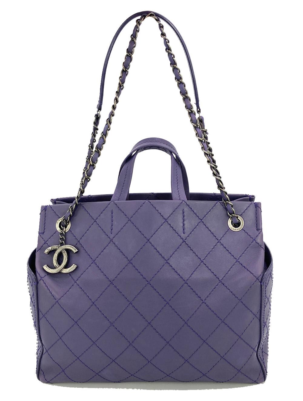 Chanel Purple Leather Top Stitch CC Pocket Tote in good condition. Purple quilted lambskin exterior with matching top stitching diamond quilt. Antiqued ruthenium hardware.  Exterior side pockets. Woven chain and leather shoulder strap which can be