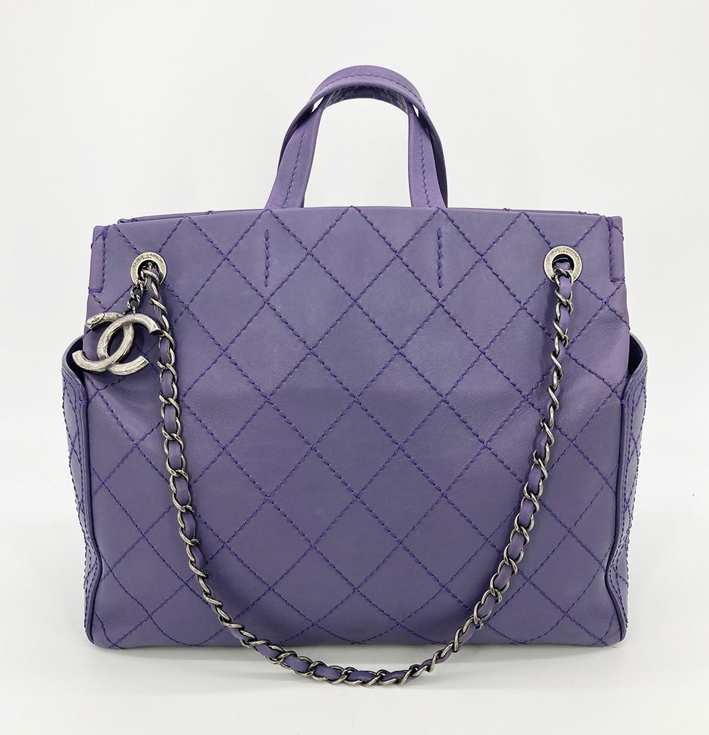 Gris Chanel - Fourre-tout à pochettes CC en cuir violet avec surpiqûres  en vente