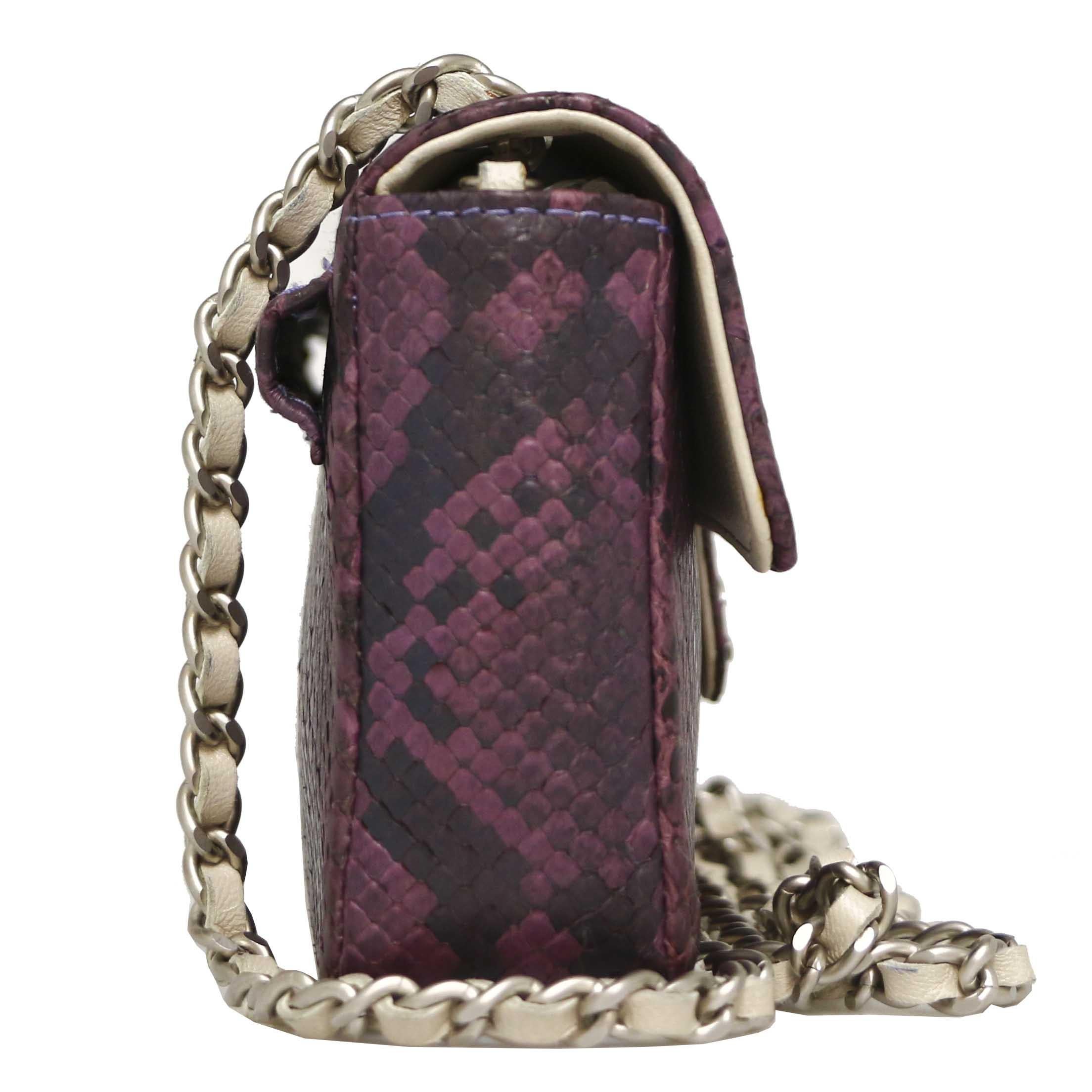 Vintage CHANEL Purple Lizard Mini Belt Bag. The hardware is in matte silver metal.
Worn on the shoulder or crossed.
In very good condition.
Made in Italy.
Serial number: 6119
Dimensions: 15 x 9 x 3.5cm
Chain: 110cm
Will be delivered in a