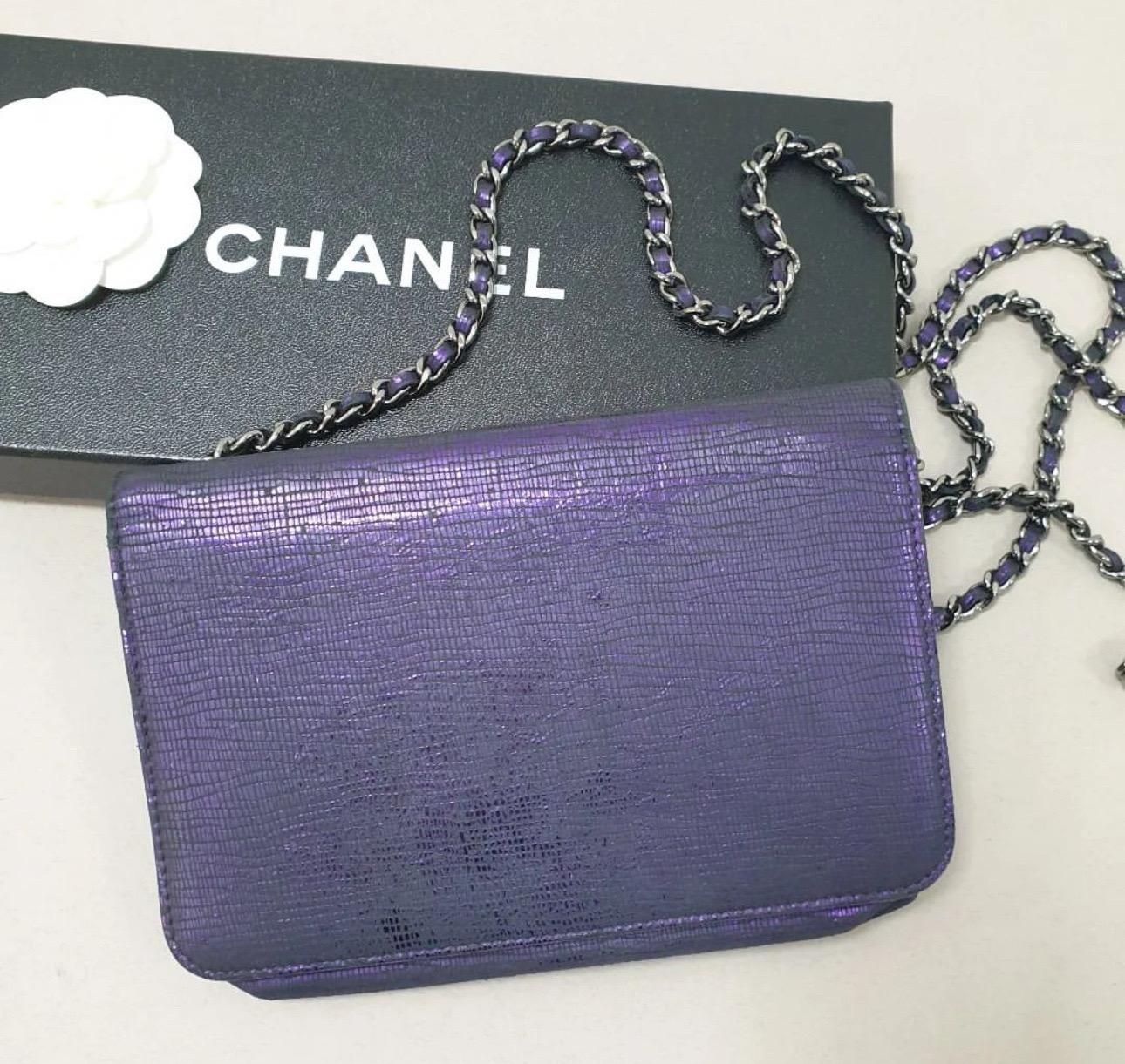 Metallic purple lizard crackling print timeless wallet on chain.

Fair condition.
All flaws seen on pics.
A little bid sticky flap.

19*13*2 cm
No box. No dust bag.