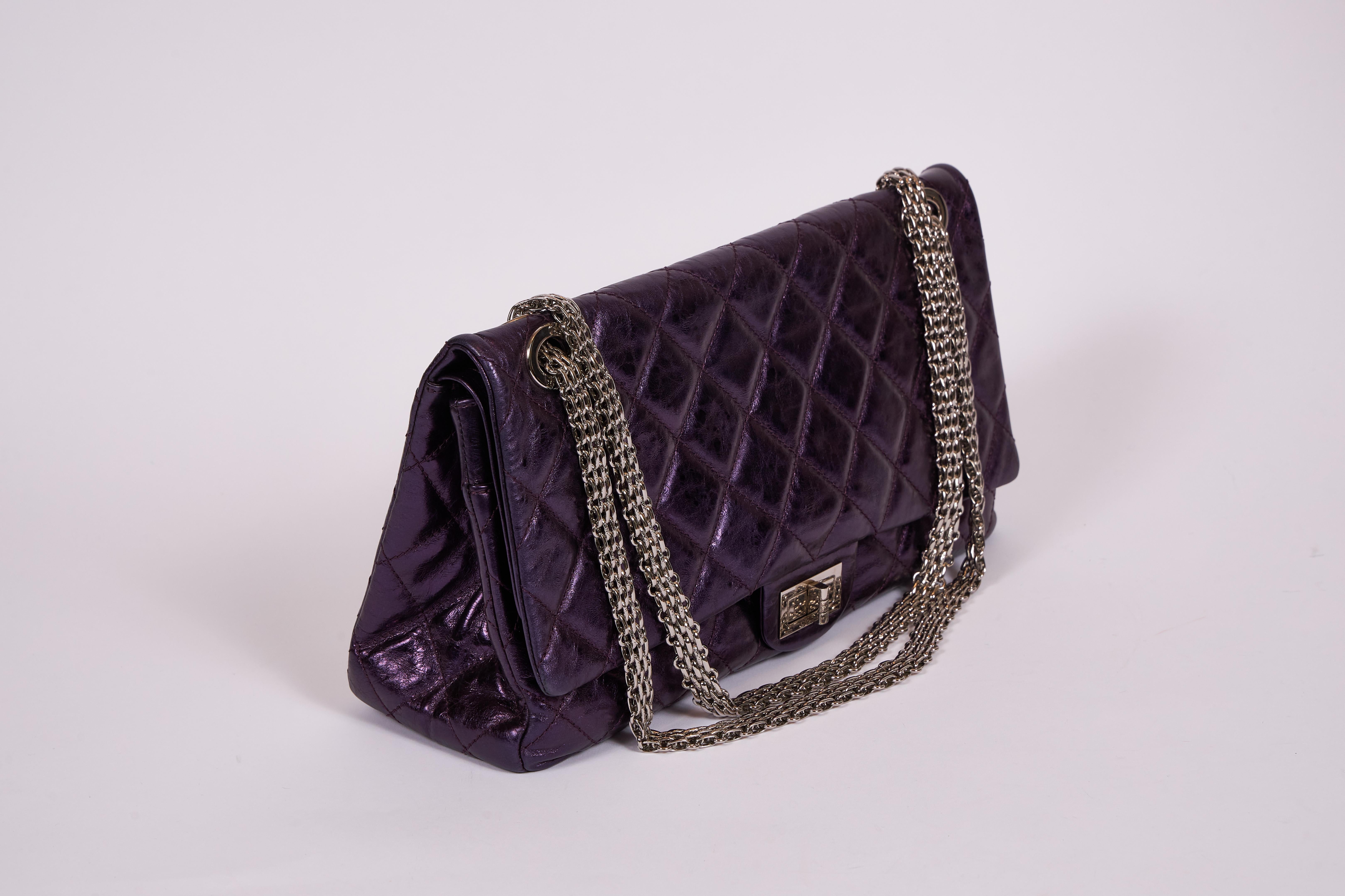 Noir Chanel - Sac à rabat violet métallisé, grand modèle, réédition en vente