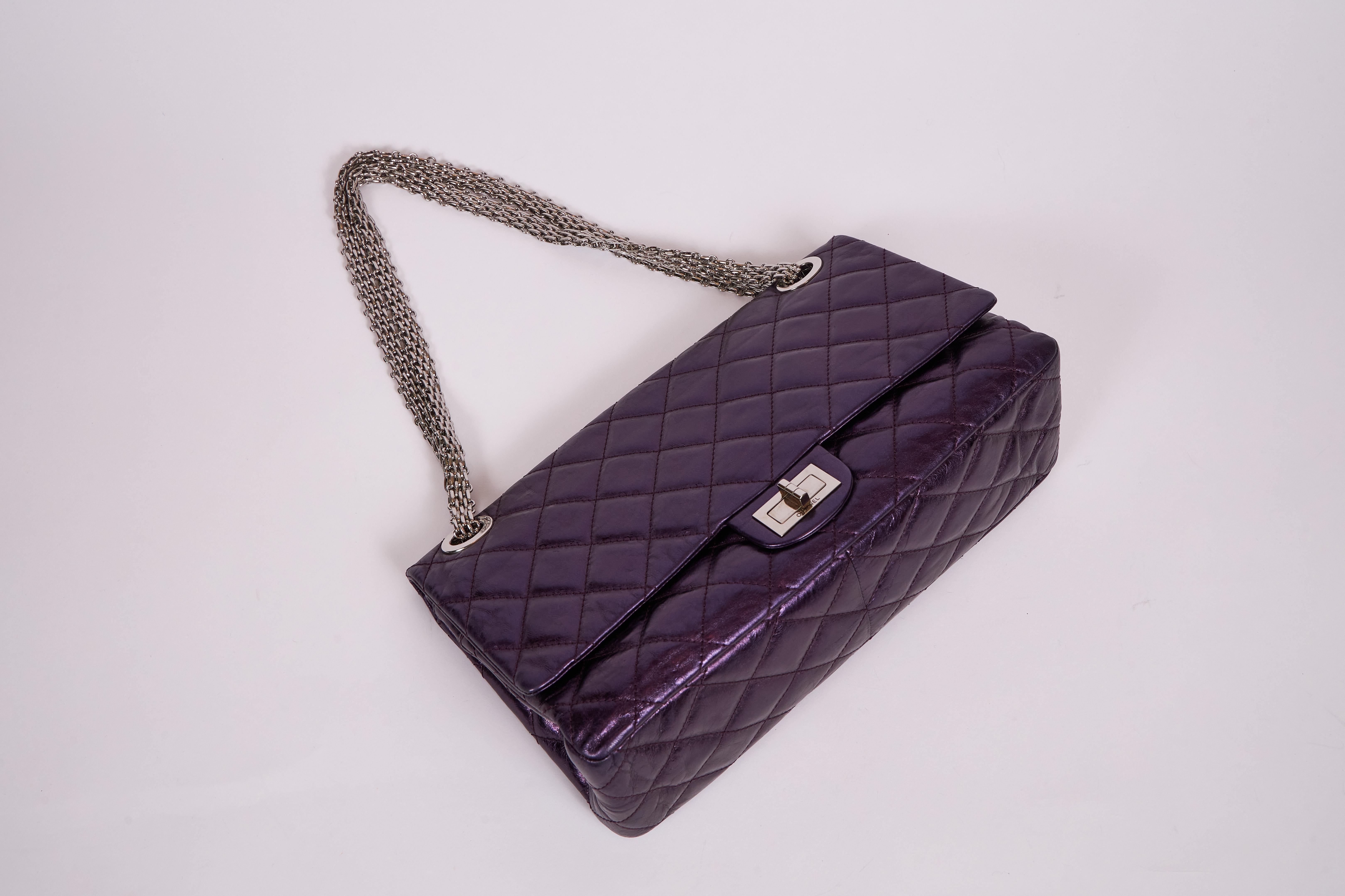 Chanel - Sac à rabat violet métallisé, grand modèle, réédition Unisexe en vente