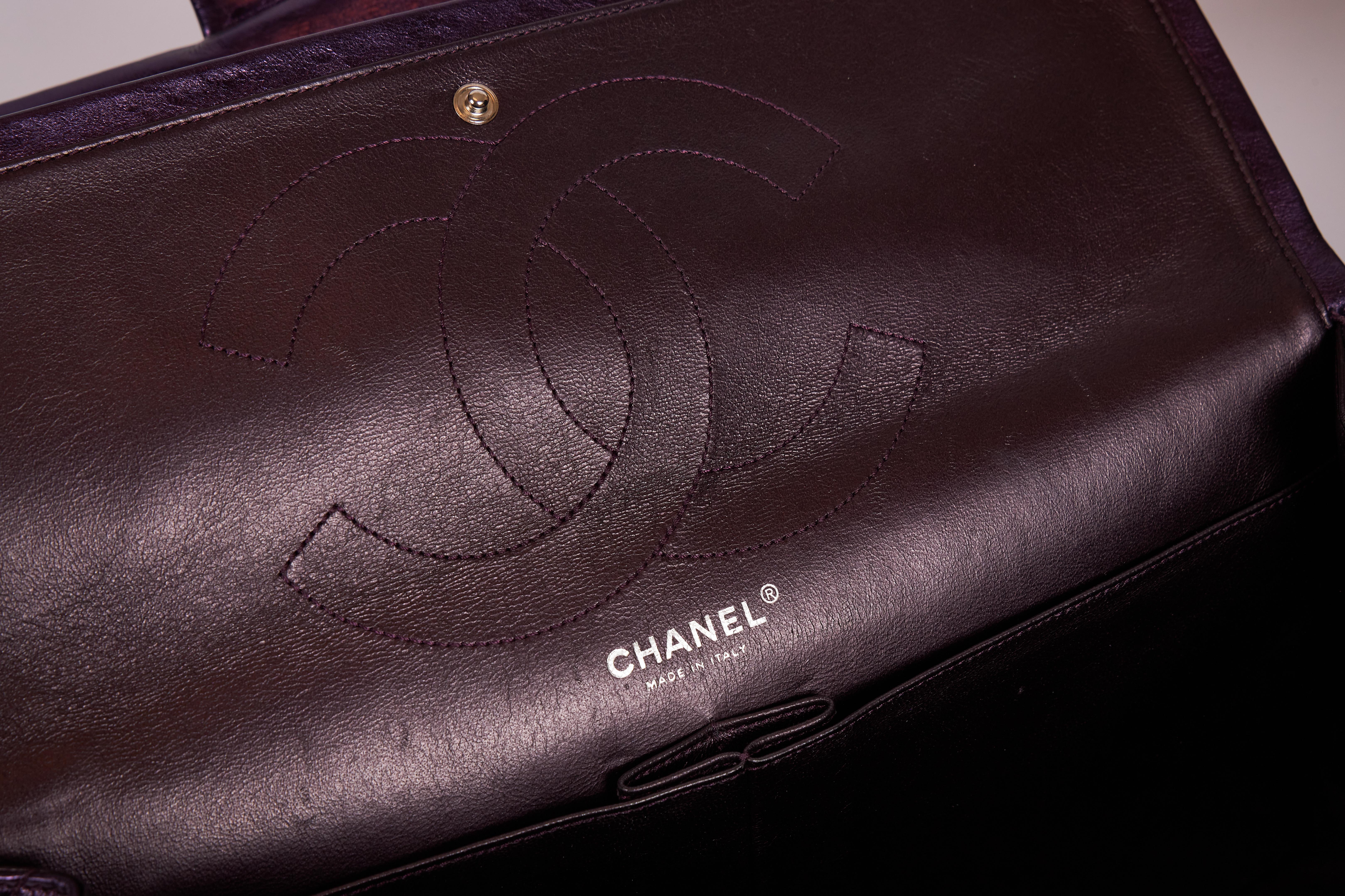 Chanel - Sac à rabat violet métallisé, grand modèle, réédition en vente 1