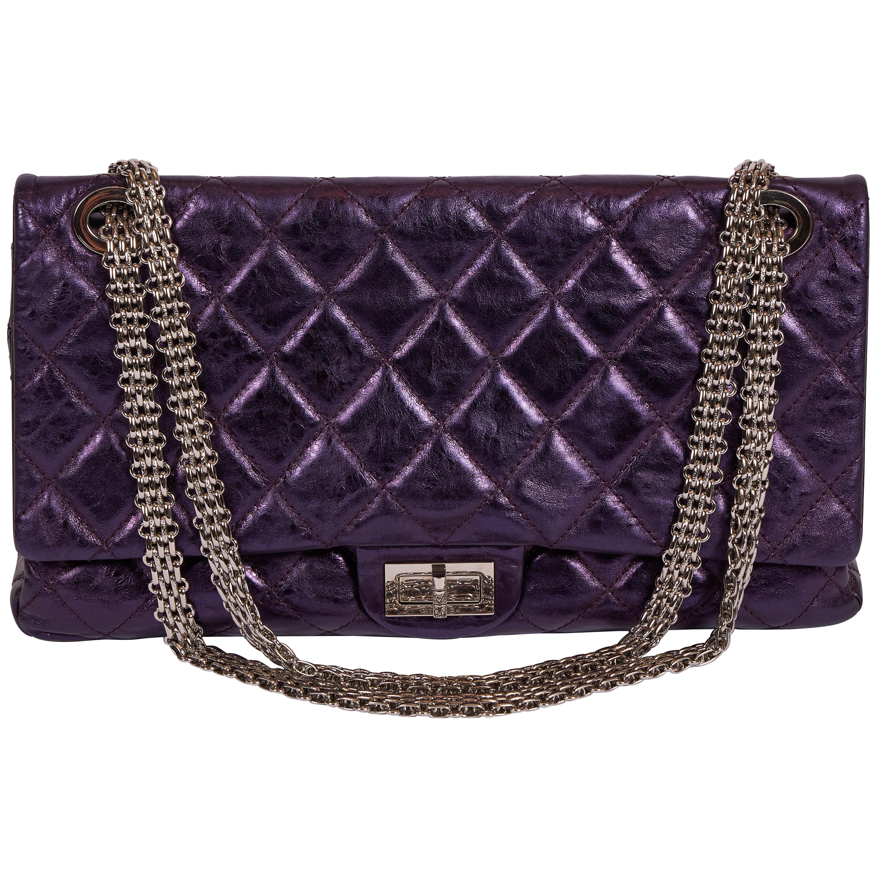 Chanel - Sac à rabat violet métallisé, grand modèle, réédition en vente