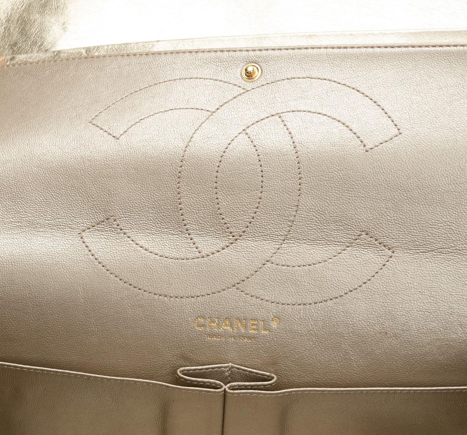 Chanel Gold Metallic Maxi-Reissue-Klappenverschluss im Angebot 6