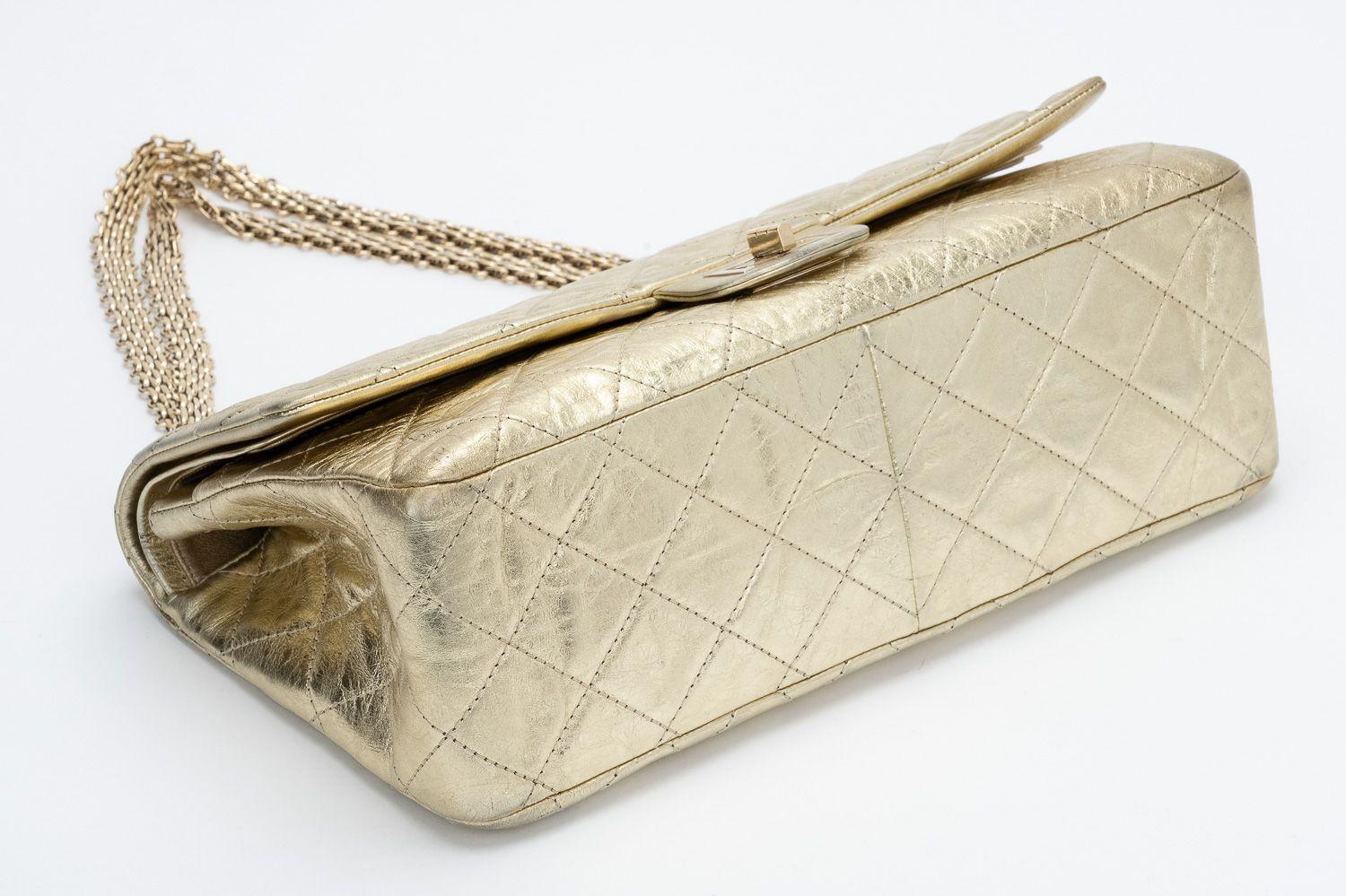 Chanel Gold Metallic Maxi-Reissue-Klappenverschluss im Angebot 1