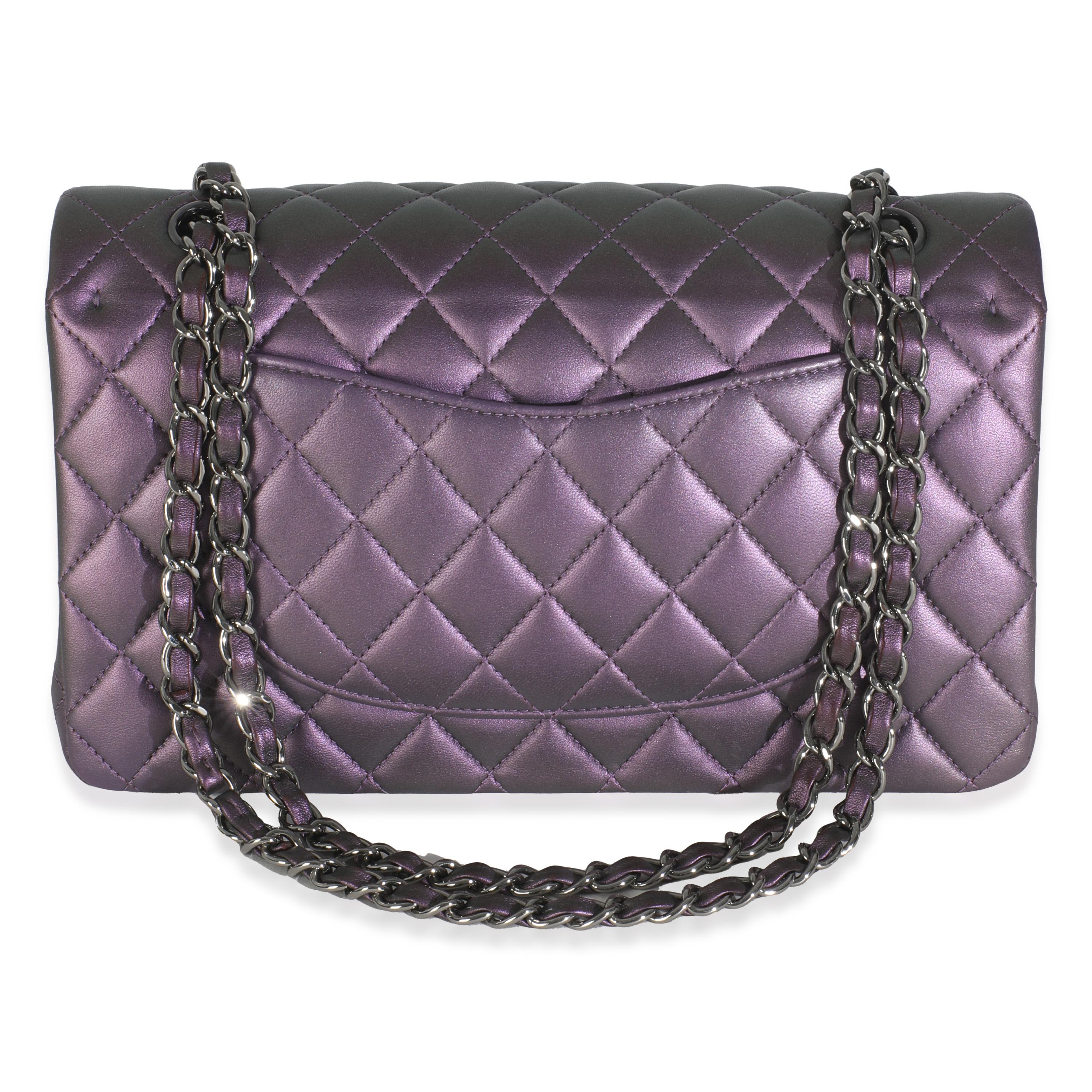 Título del listado: Chanel Bolso Doble Solapa Clásico Acolchado Púrpura Iridiscente Piel de Cordero Mediano
SKU: 145884
Estado: Seminuevo 
Descripción del estado: Un clásico atemporal que nunca pasa de moda, el bolso con solapa de Chanel se remonta