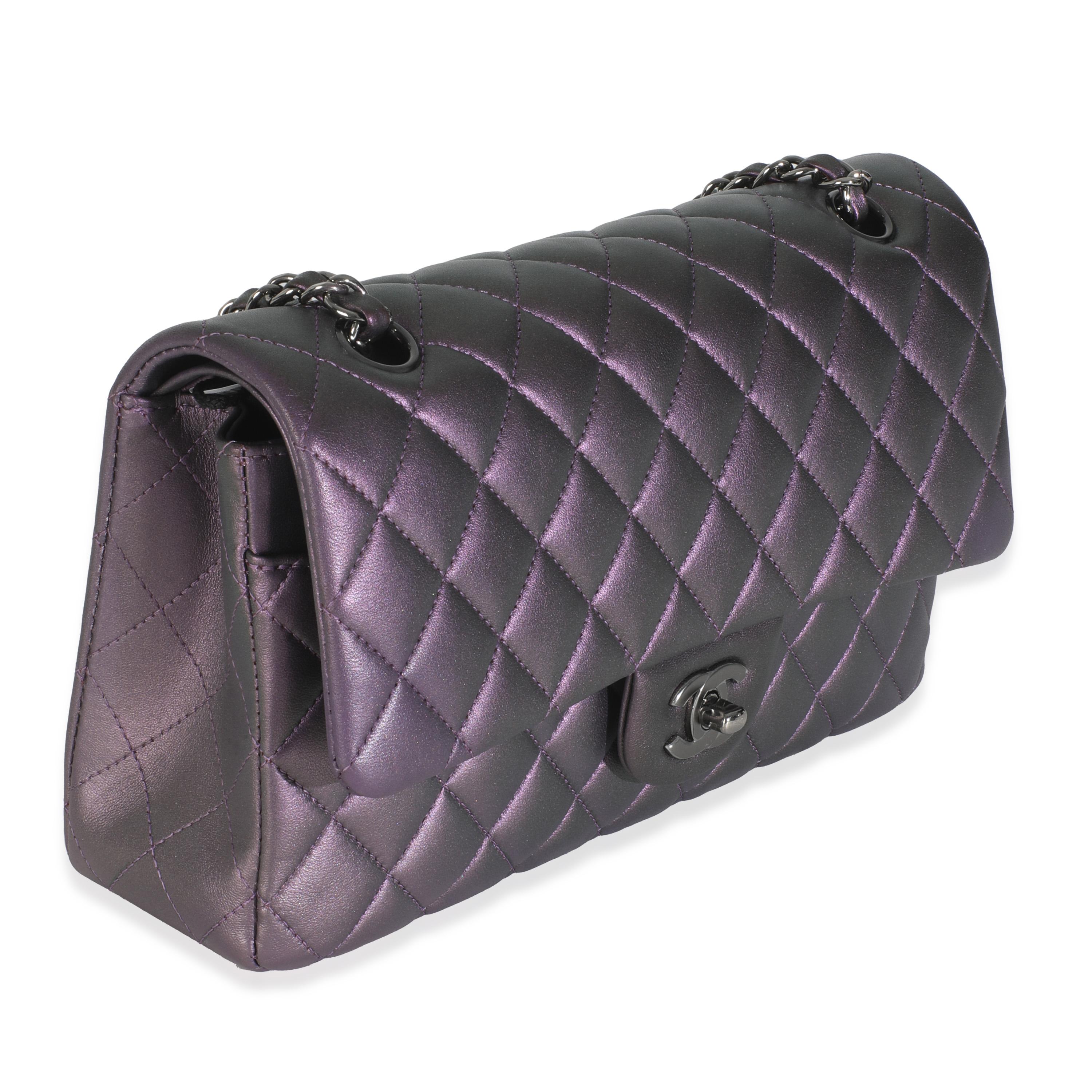 Chanel Bolso Doble Solapa Clásico Acolchado Iridiscente Púrpura de Piel de Cordero Mediano Gris en venta