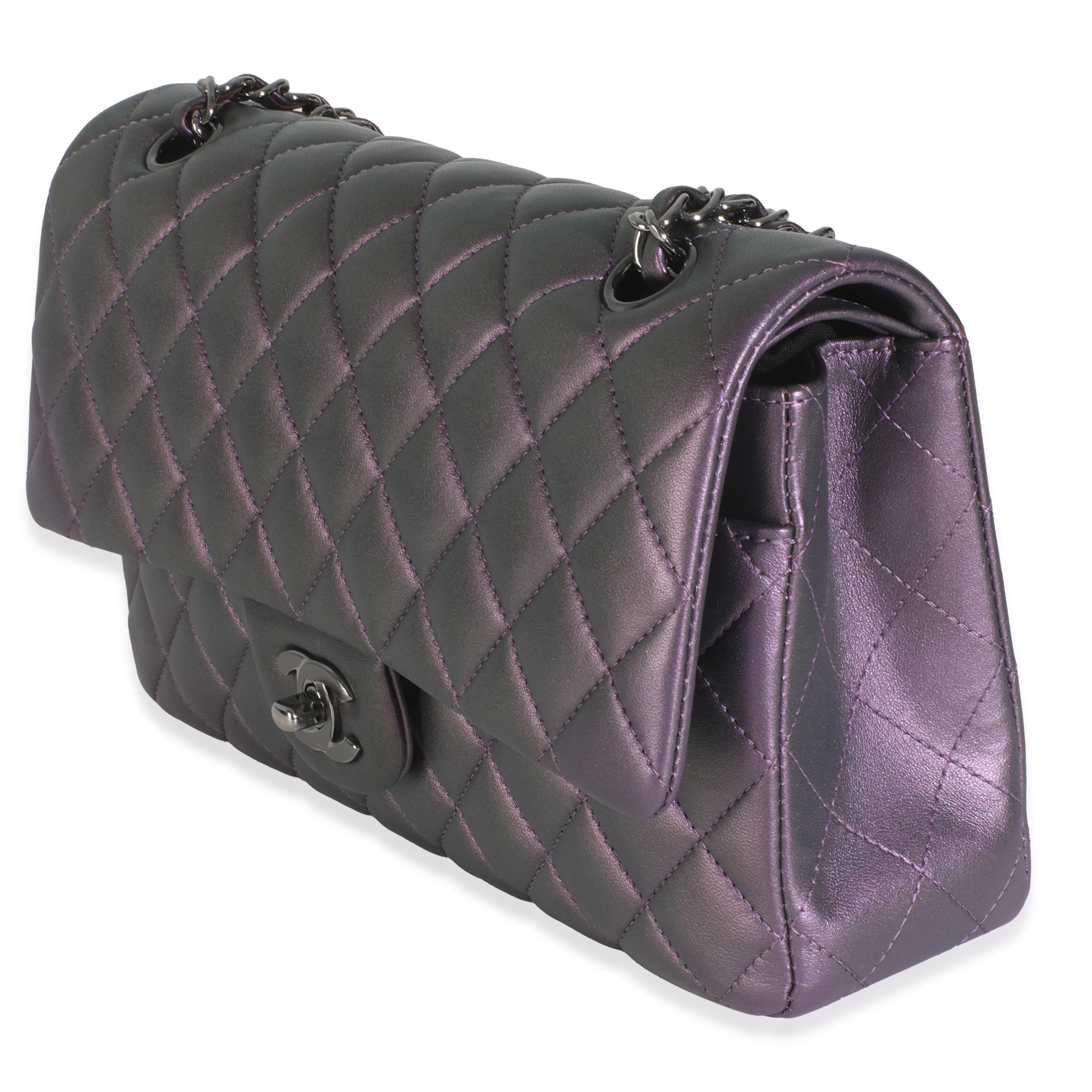 Chanel Bolso Doble Solapa Clásico Acolchado Iridiscente Púrpura de Piel de Cordero Mediano en Excelente estado para la venta en New York, NY