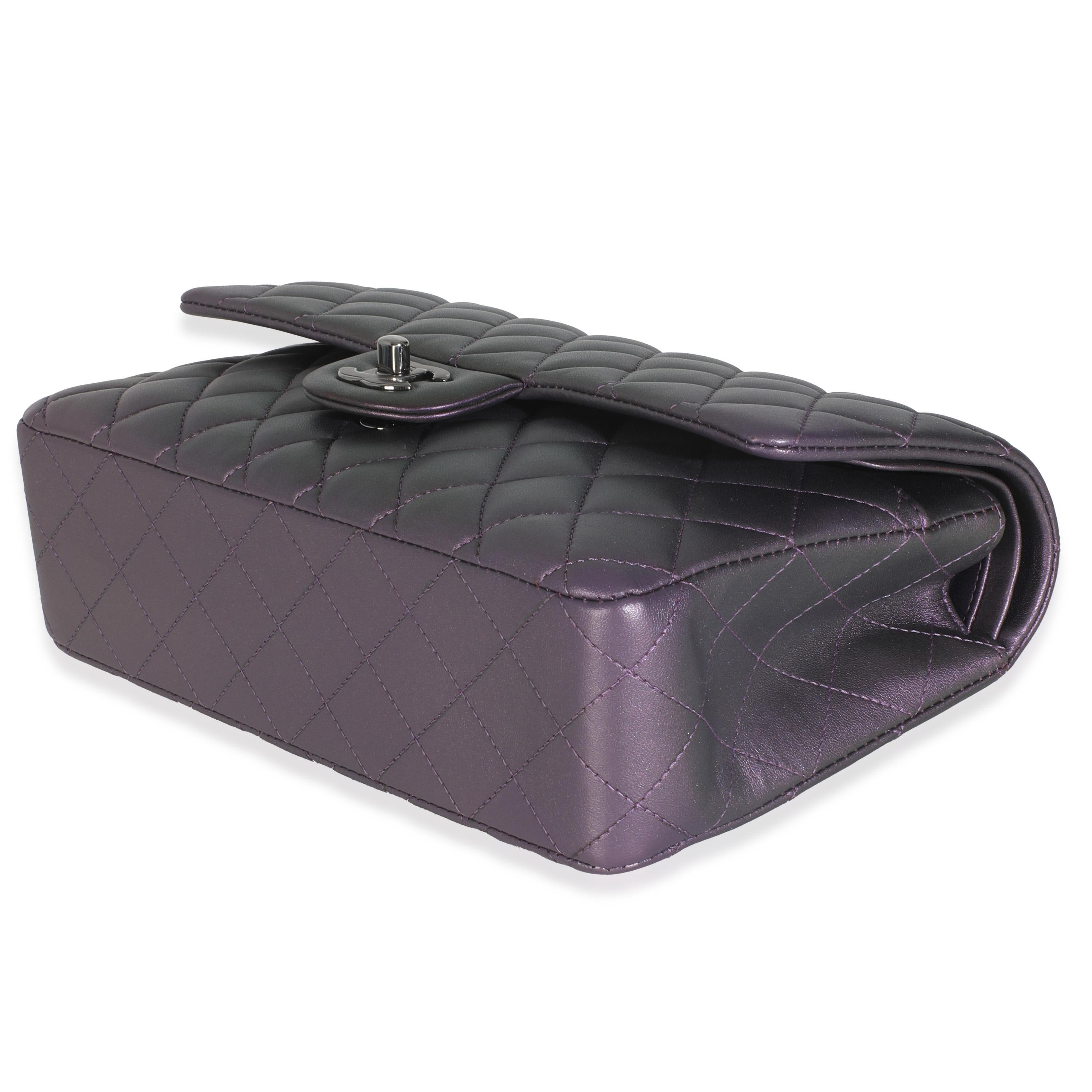 Femenino o masculino Chanel Bolso Doble Solapa Clásico Acolchado Iridiscente Púrpura de Piel de Cordero Mediano en venta