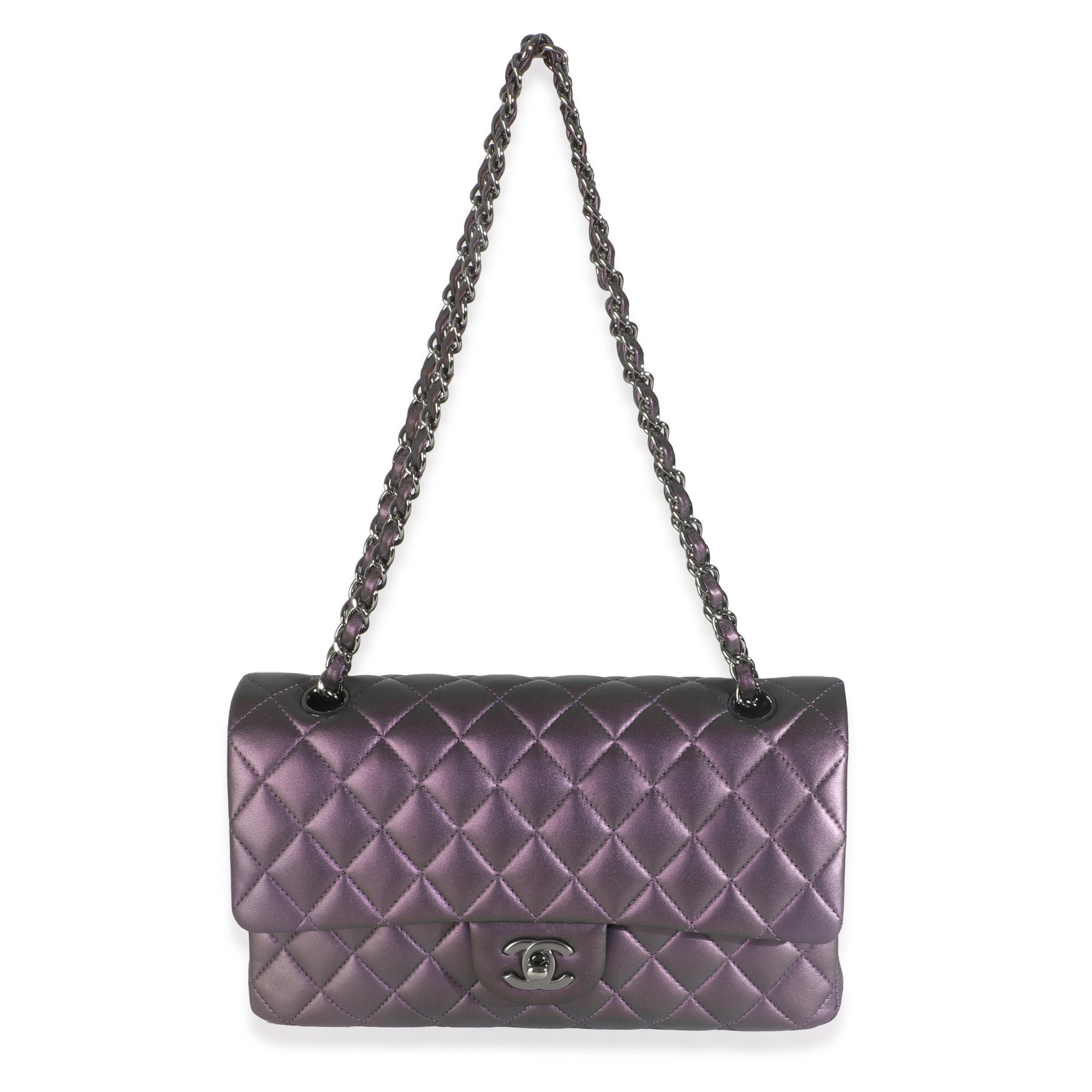 Chanel Bolso Doble Solapa Clásico Acolchado Iridiscente Púrpura de Piel de Cordero Mediano en venta 1
