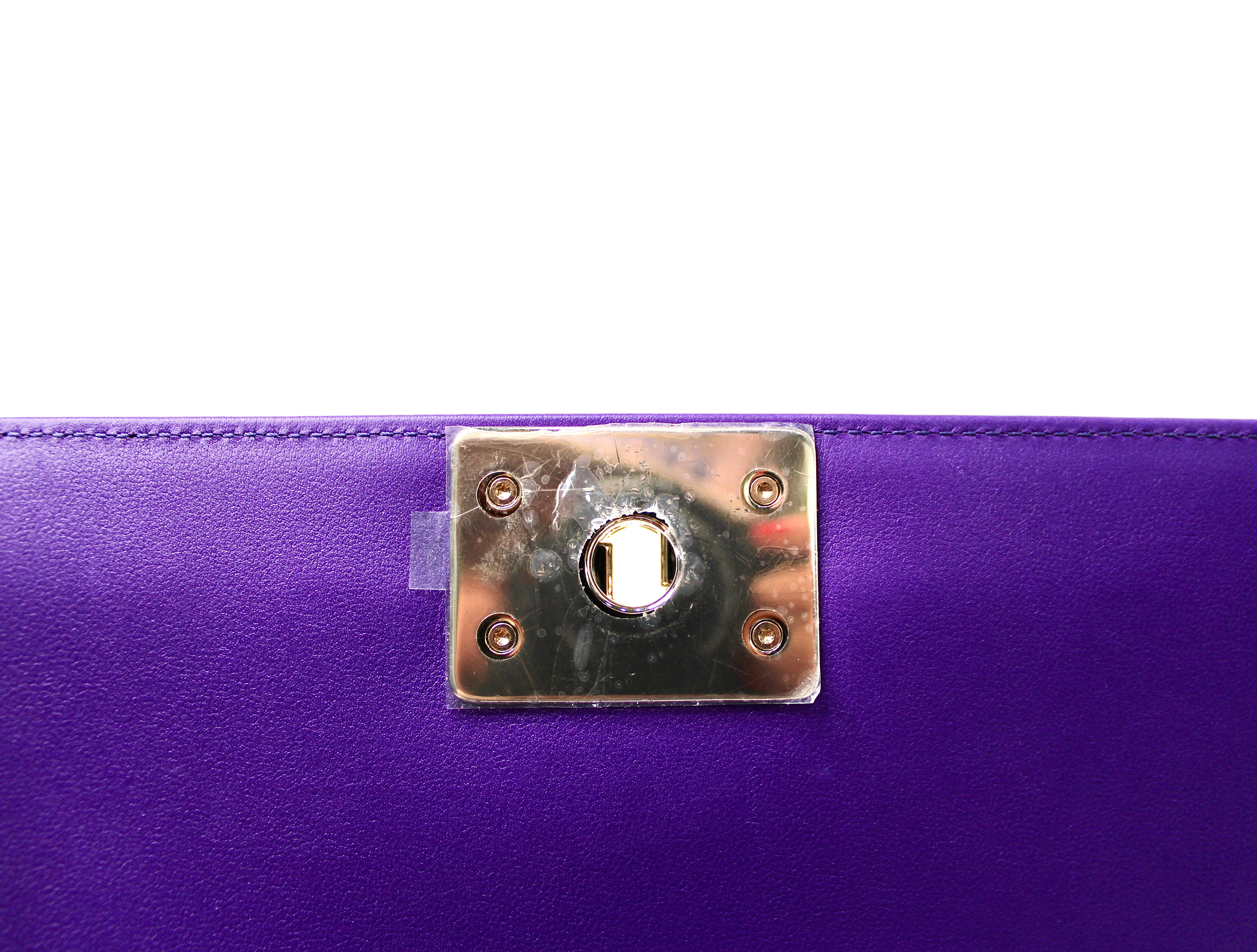 Chanel Borsetta media in pelle d'agnello trapuntata viola con hardware in tonalità oro in vendita 5