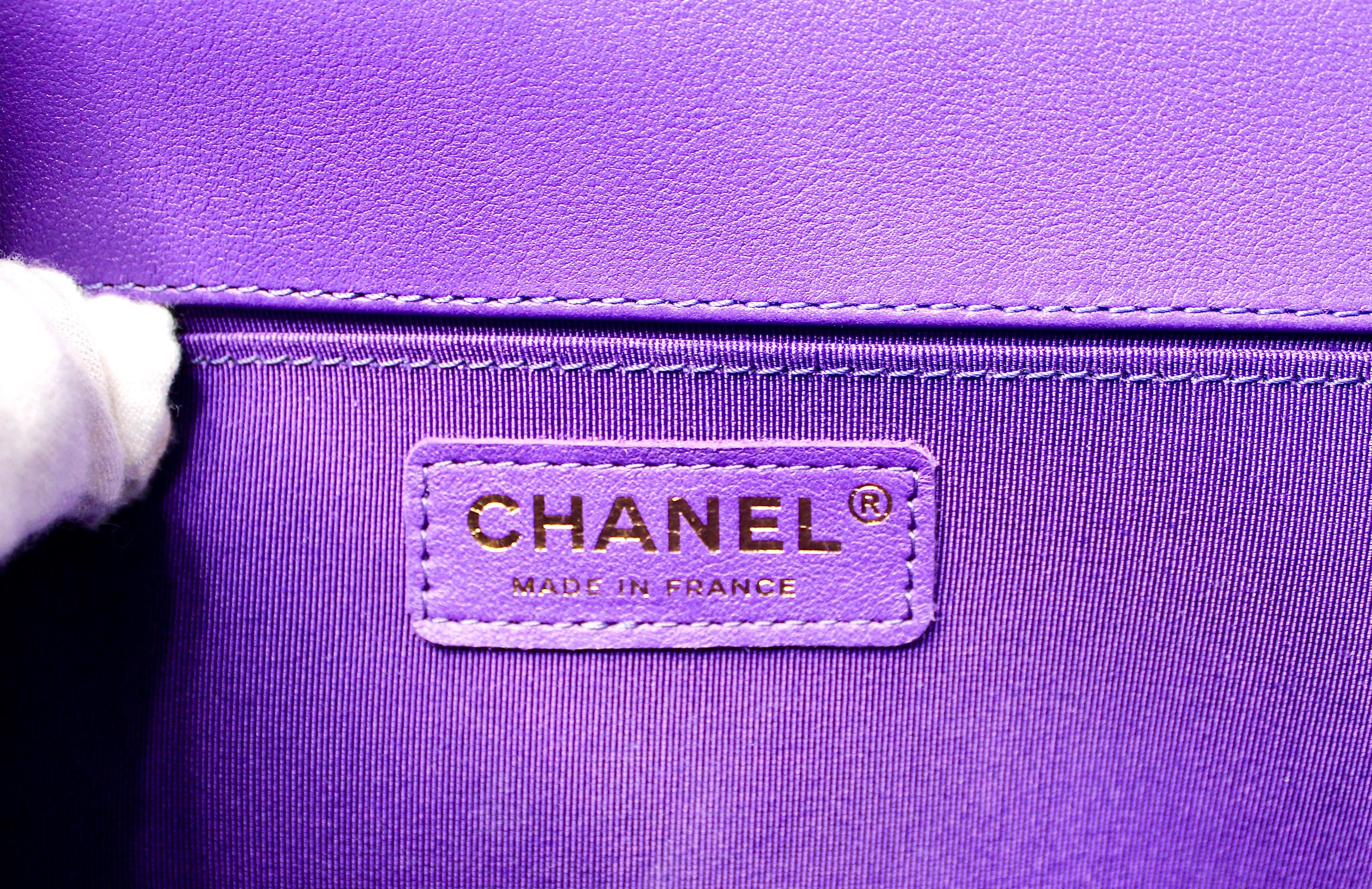 Chanel Borsetta media in pelle d'agnello trapuntata viola con hardware in tonalità oro in vendita 7