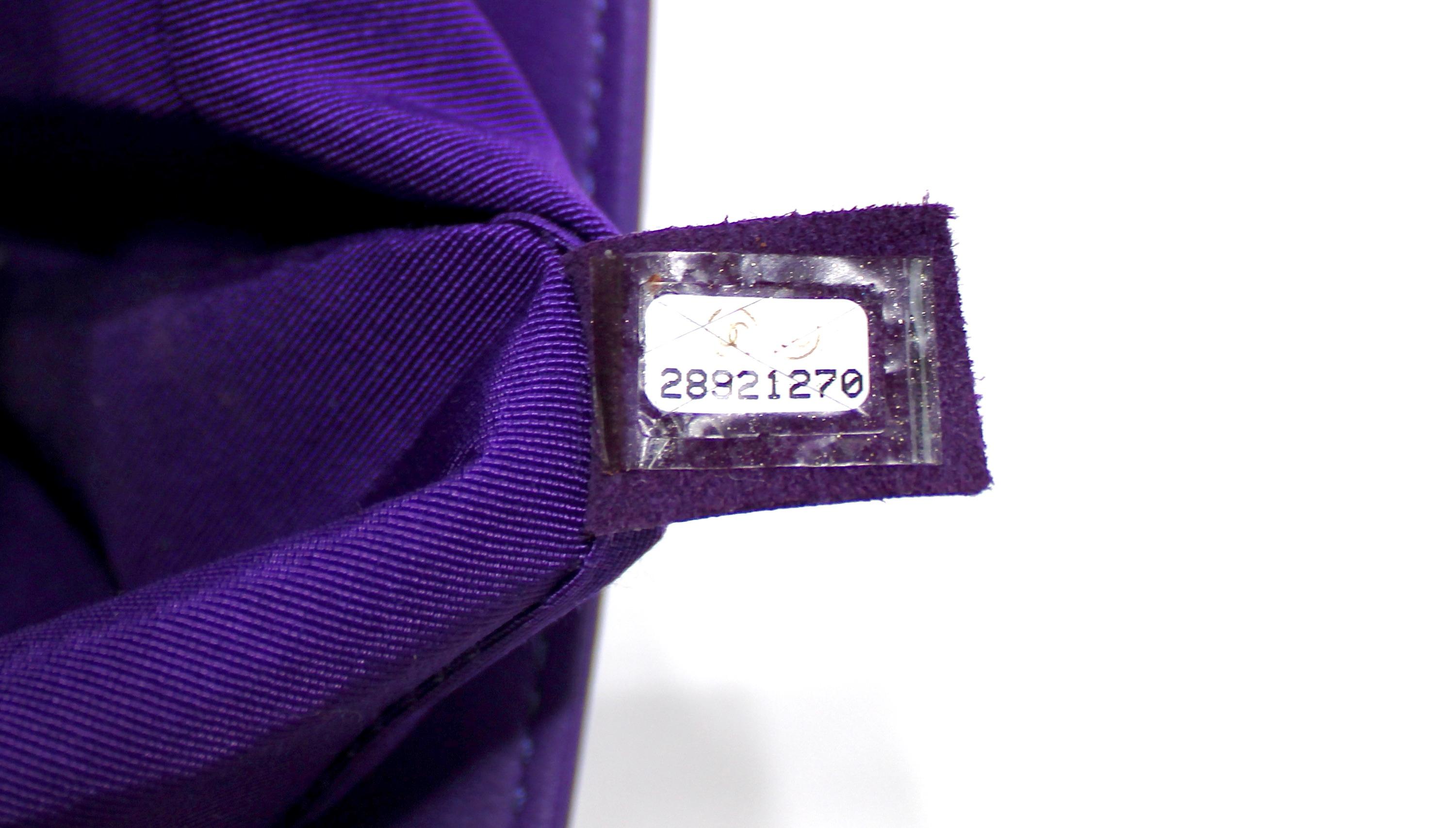 Chanel Borsetta media in pelle d'agnello trapuntata viola con hardware in tonalità oro in vendita 8