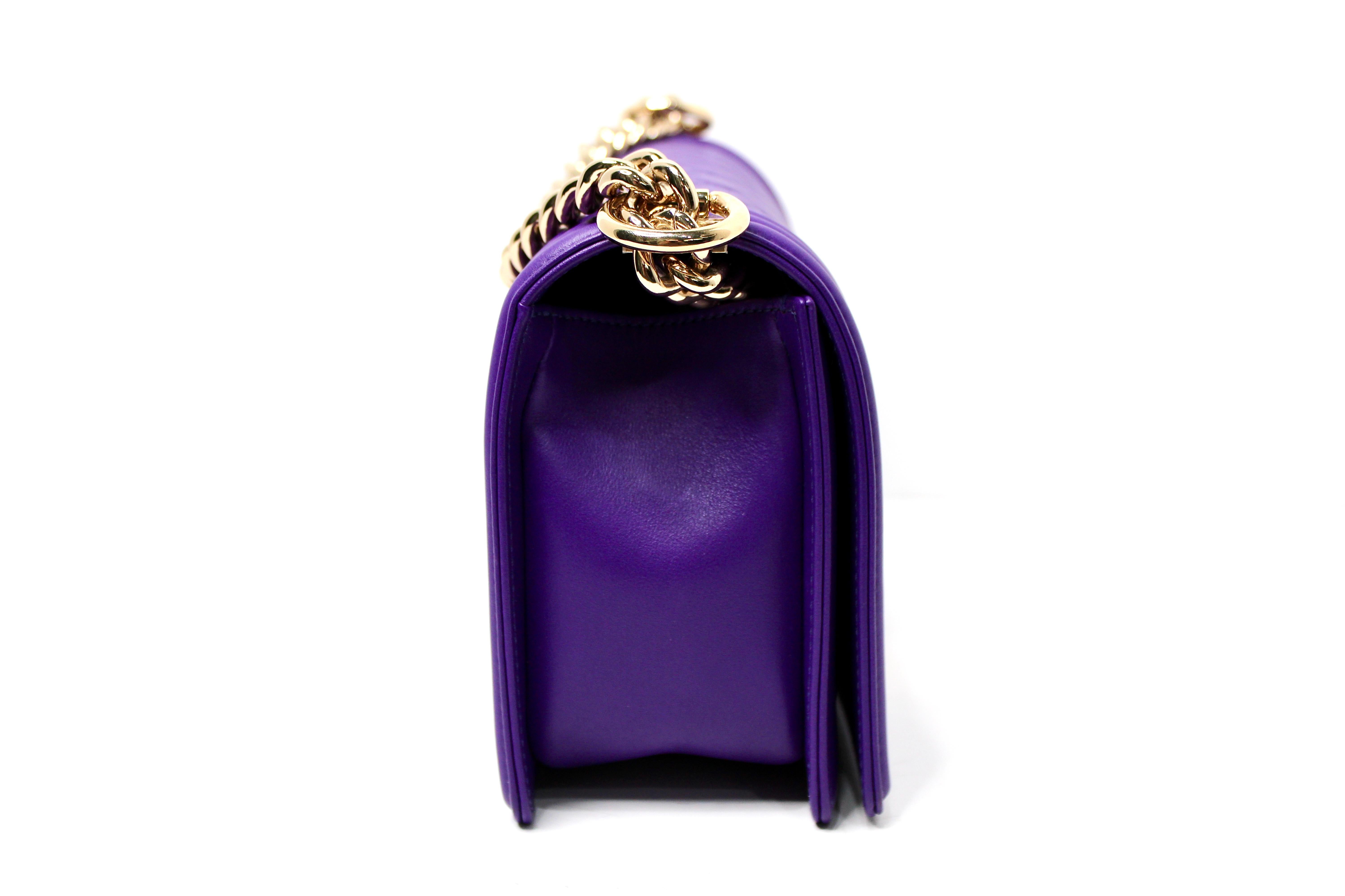 Chanel Borsetta media in pelle d'agnello trapuntata viola con hardware in tonalità oro in vendita 1