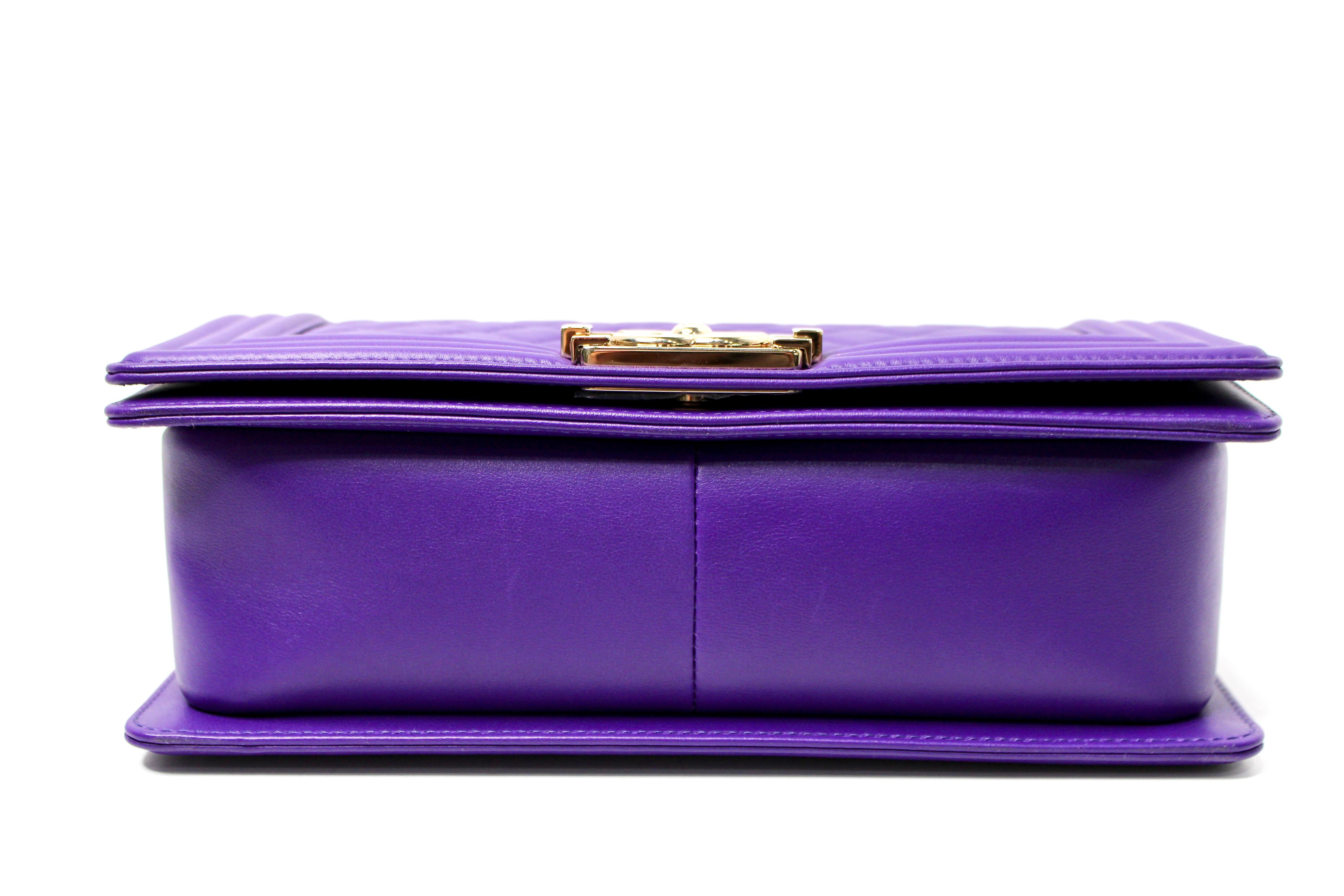 Chanel Borsetta media in pelle d'agnello trapuntata viola con hardware in tonalità oro in vendita 2