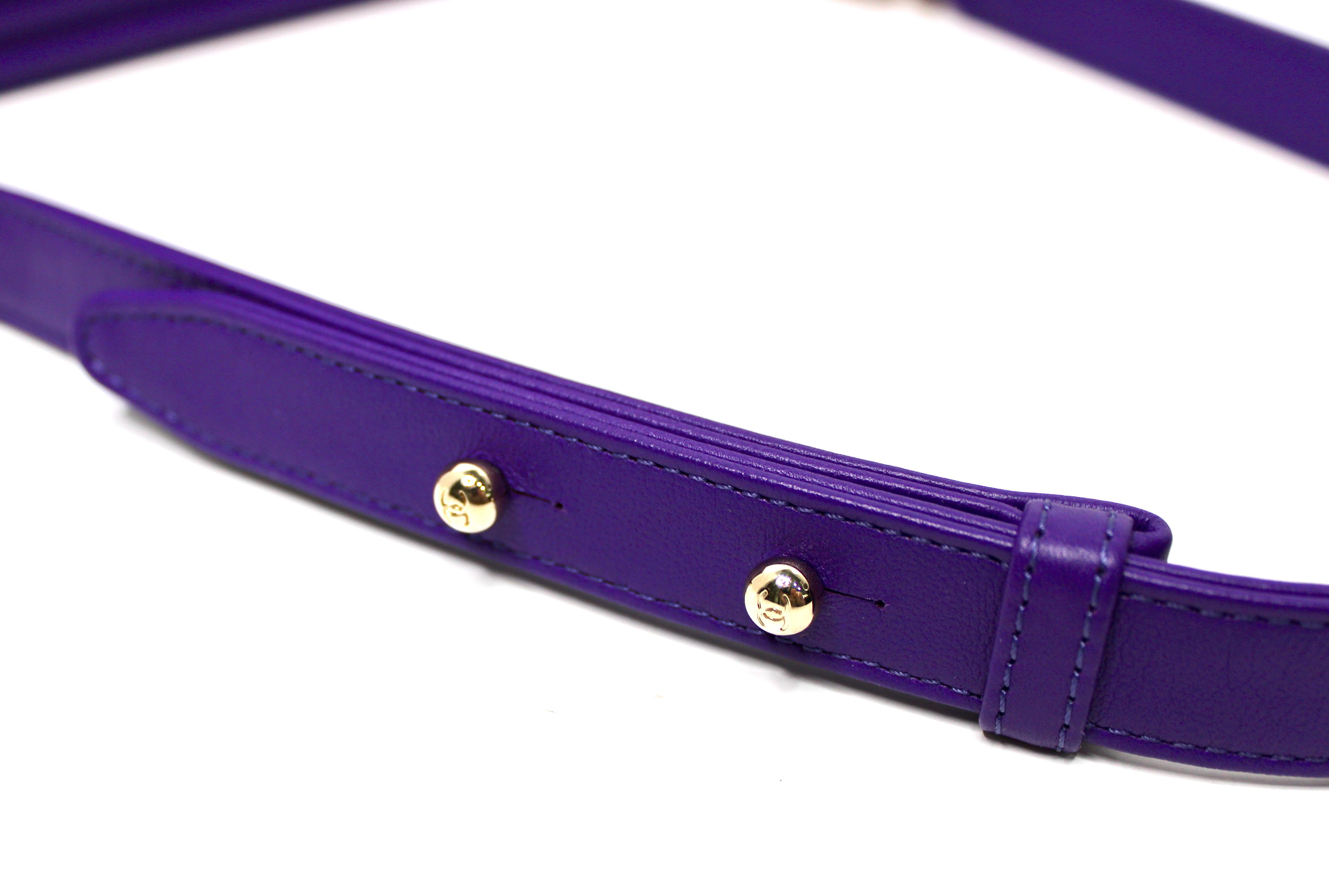 Chanel Borsetta media in pelle d'agnello trapuntata viola con hardware in tonalità oro in vendita 3