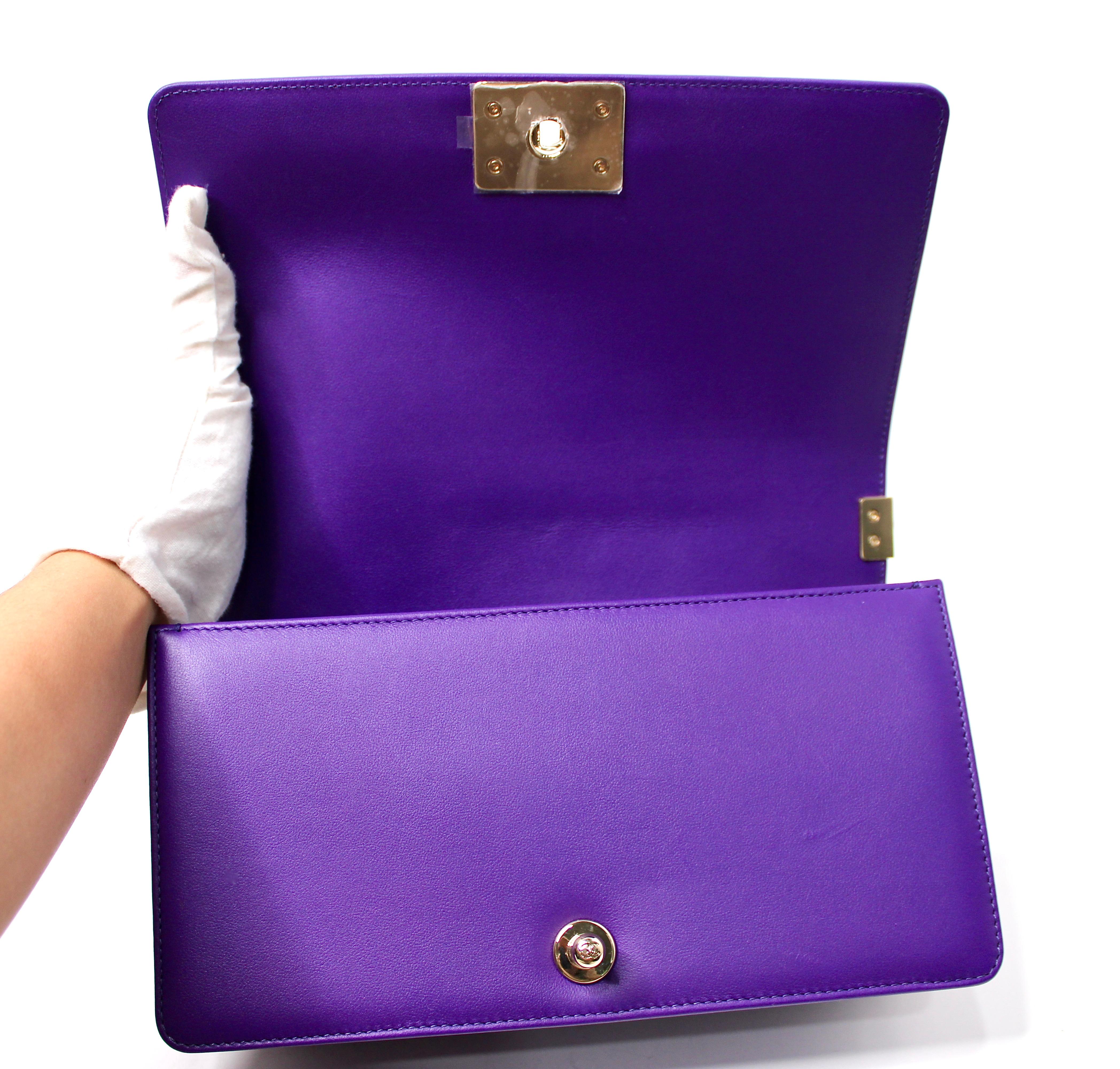 Chanel Borsetta media in pelle d'agnello trapuntata viola con hardware in tonalità oro in vendita 4