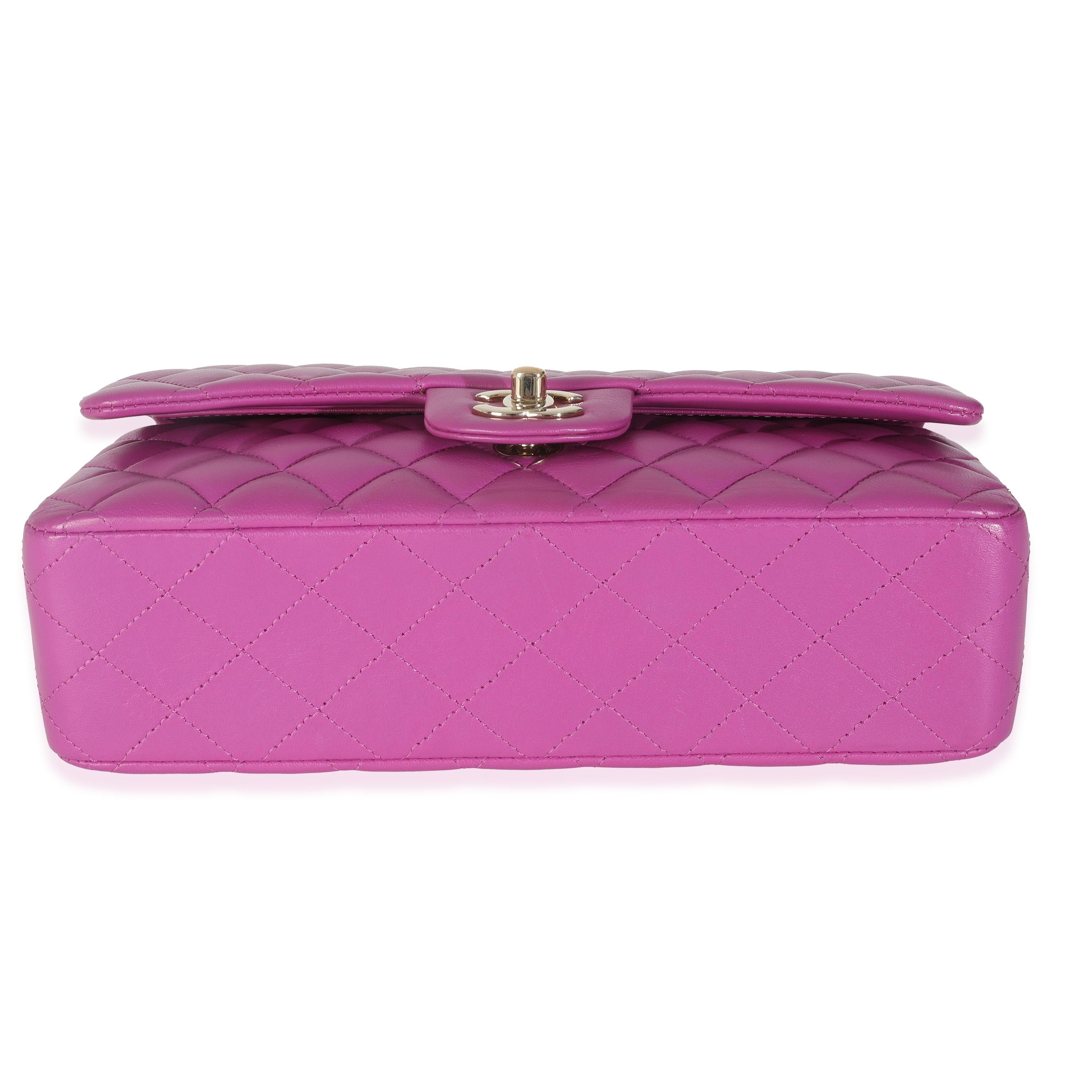 Titre de l'annonce : Chanel Purple Quilted Lambskin Medium Classic Double Flap Bag
SKU : 147048
MSRP : 10800.00 USD
Condit : Usagé 
Description de l'état : Un classique intemporel qui ne se démode jamais, le sac à rabat de Chanel date de 1955 et a