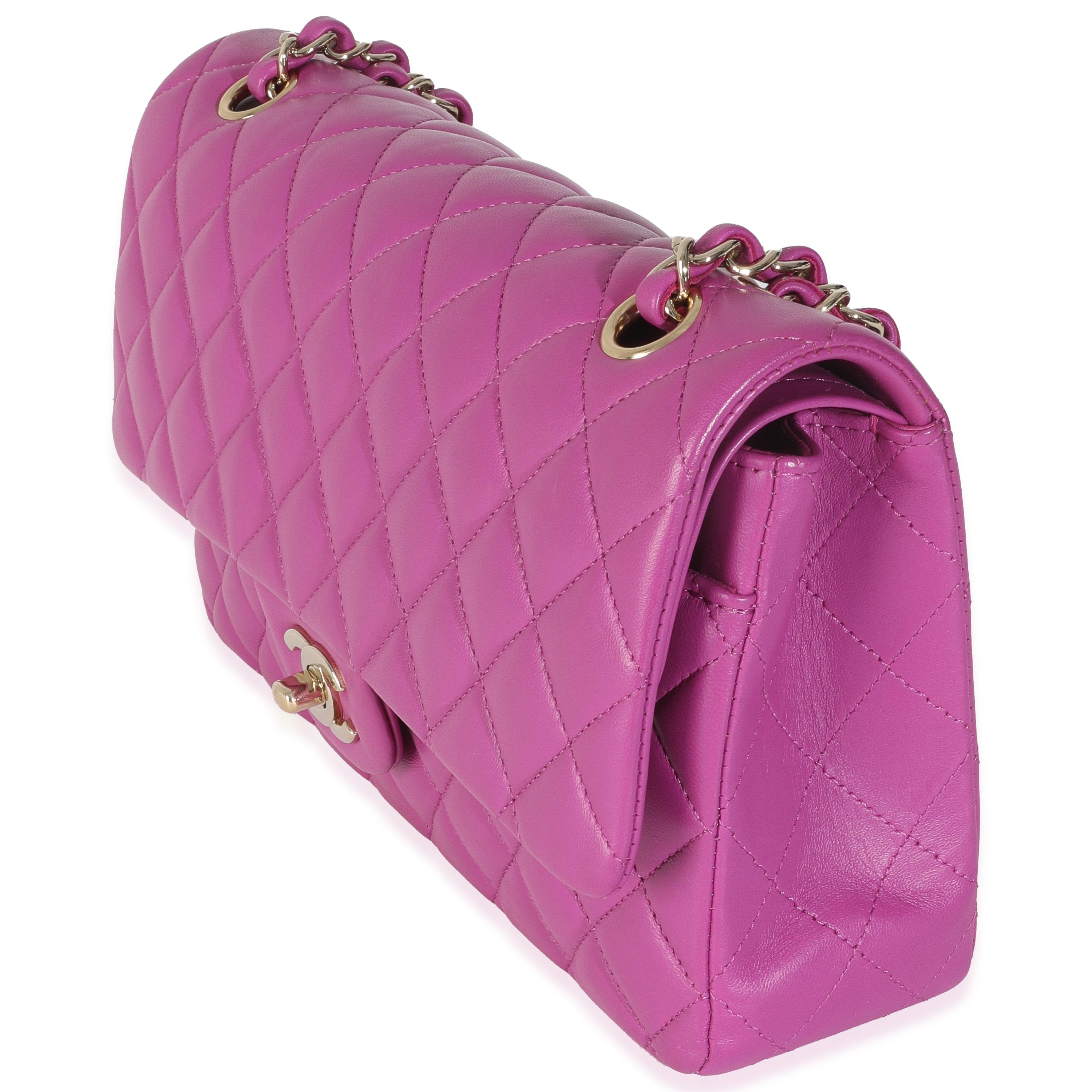 Violet Chanel - Sac moyen classique à double rabat en cuir d'agneau matelassé violet en vente