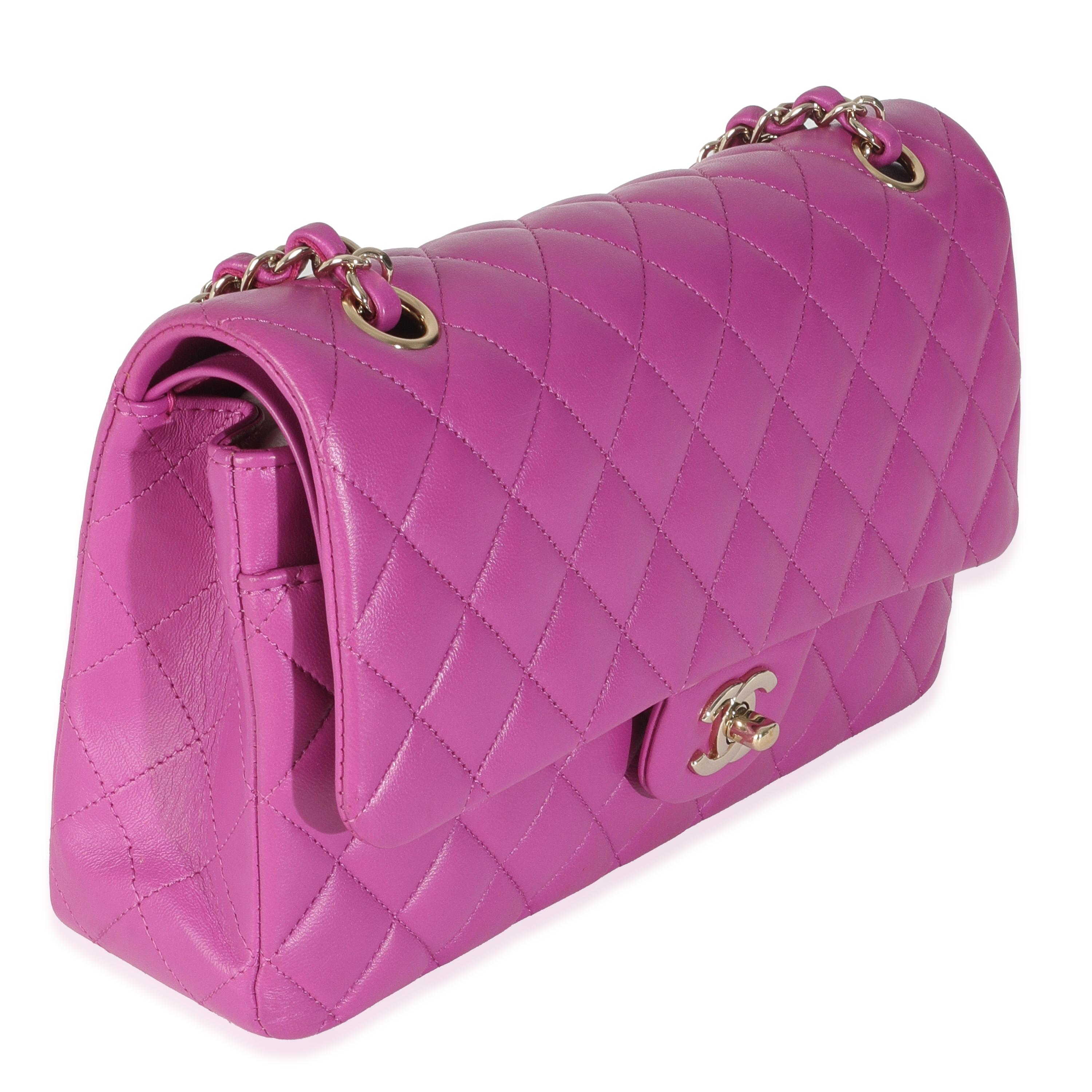 Chanel - Sac moyen classique à double rabat en cuir d'agneau matelassé violet Excellent état - En vente à New York, NY