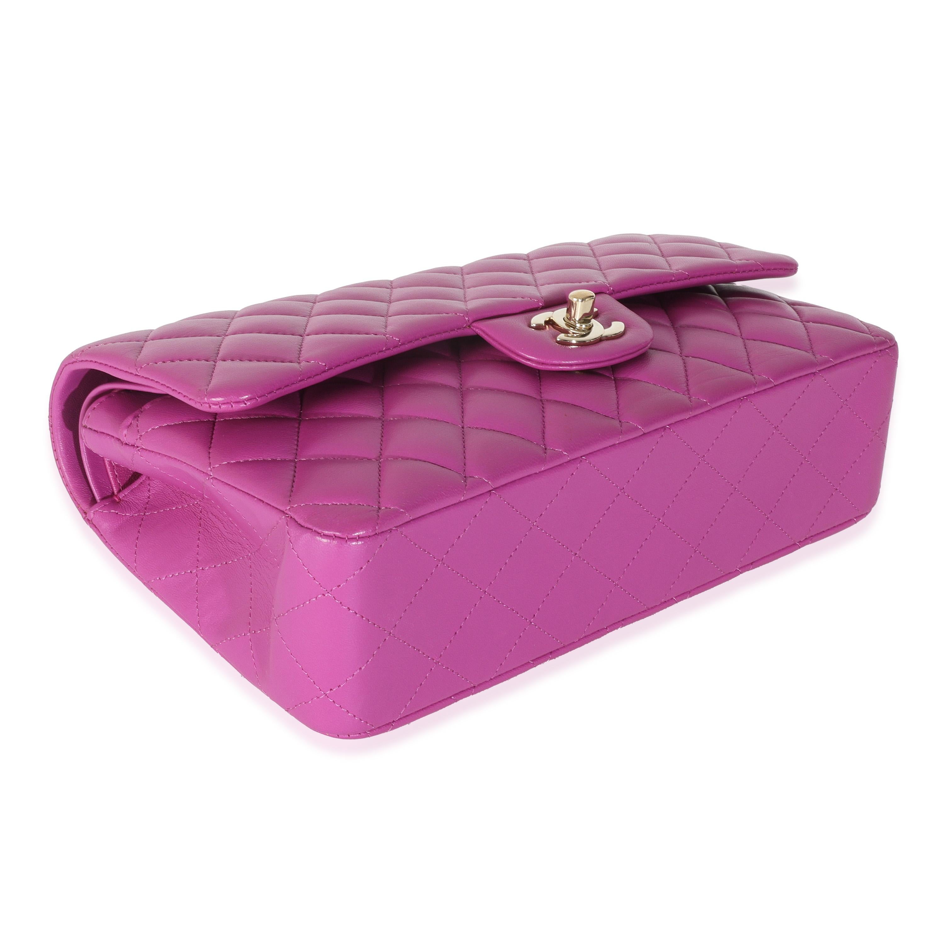 Chanel - Sac moyen classique à double rabat en cuir d'agneau matelassé violet Pour femmes en vente