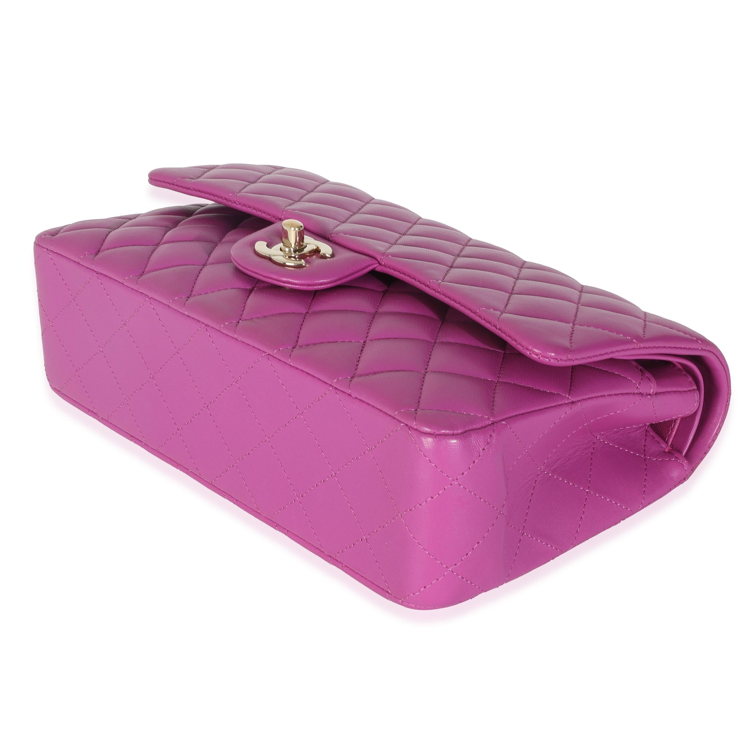 Chanel - Sac moyen classique à double rabat en cuir d'agneau matelassé violet en vente 3