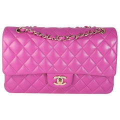 Chanel - Sac moyen classique à double rabat en cuir d'agneau matelassé violet