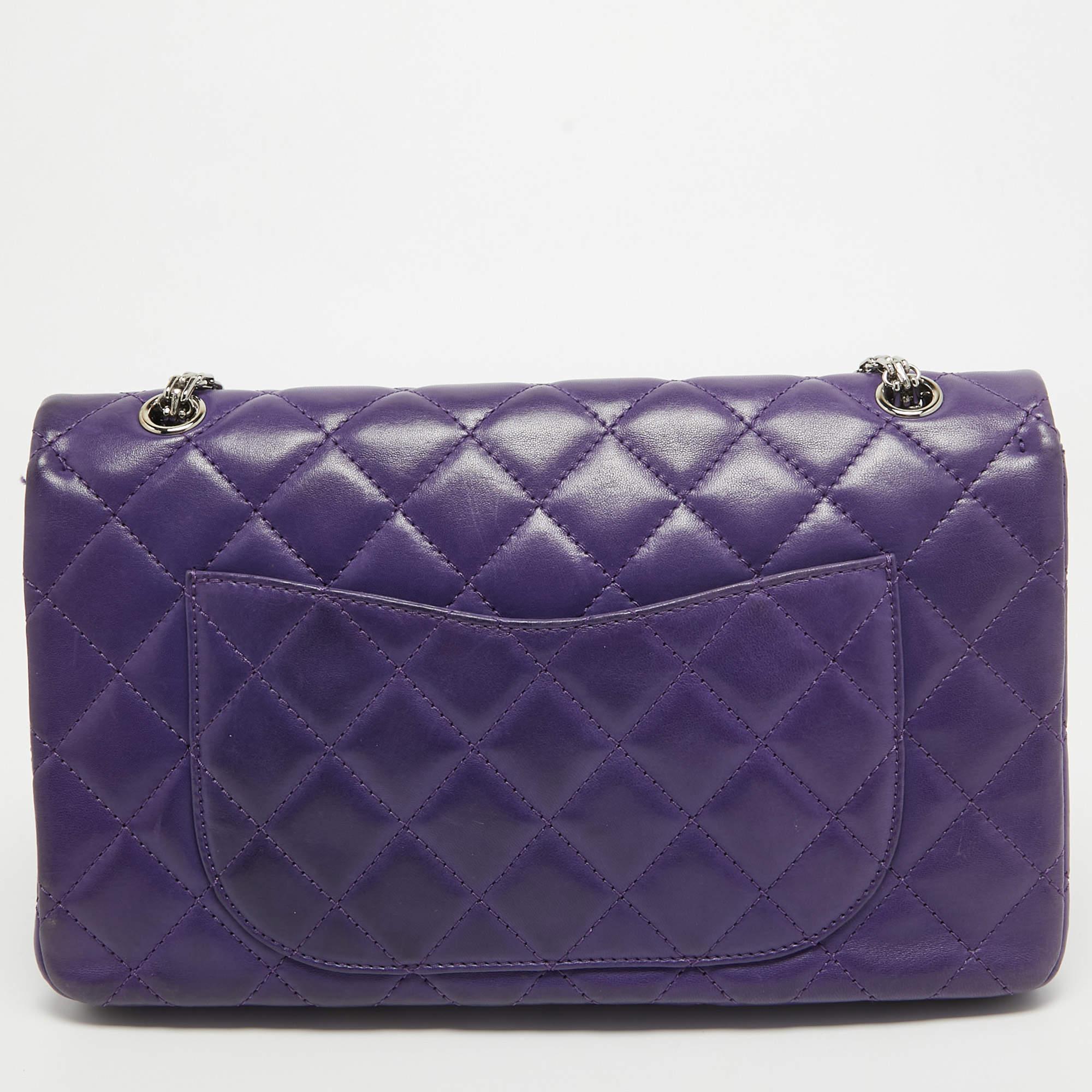 Con una artesanía impecable, un inmenso cociente de estilo y un aire de elegancia, ¡este bolso de Chanel lo tiene todo! Cosido a la perfección, el bolso se fabrica utilizando únicamente materiales de primera calidad para que le dure para siempre.