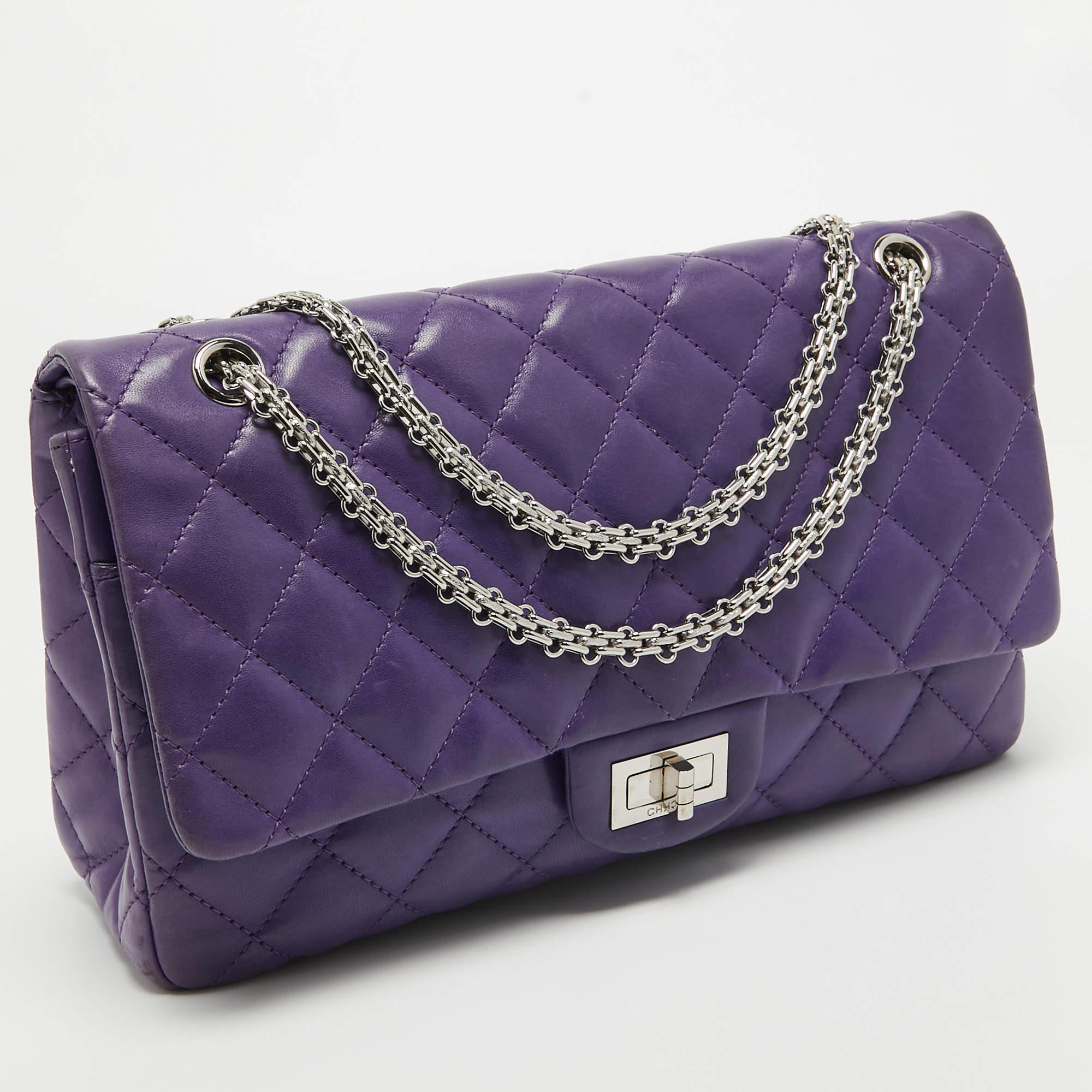 Chanel Bolso con Solapa 227 Reissue de Piel Acolchada Morado en Bastante bueno estado para la venta en Dubai, Al Qouz 2