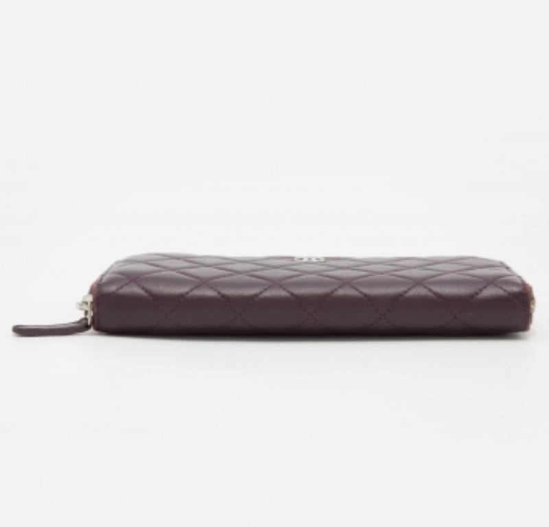 Chanel Portefeuille CC zippé en cuir matelassé violet en vente 5