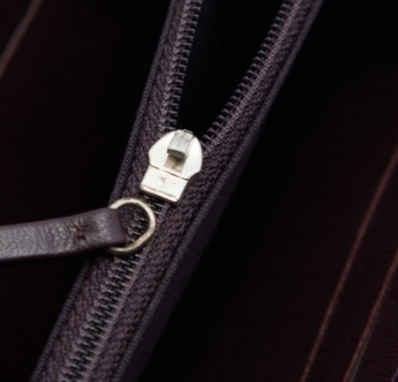 Noir Chanel Portefeuille CC zippé en cuir matelassé violet en vente